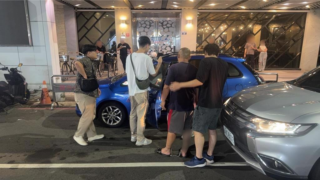 一名32歲吳姓女子與43歲王姓男友吵架，負氣下趴在引擎蓋上想阻止男友離去，卻沒想到遭王男駕車輾壓身亡。（翻攝畫面）