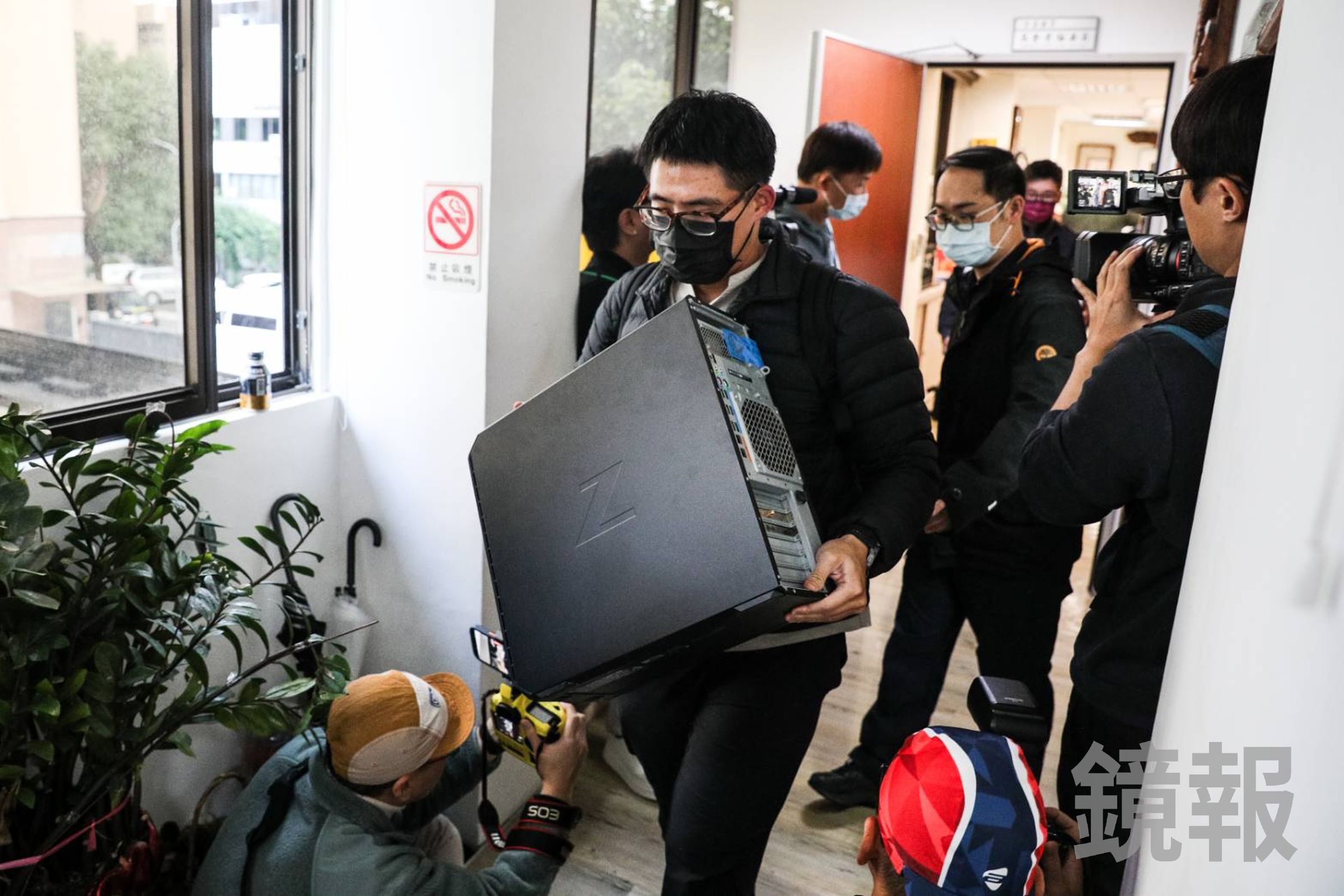 檢調帶走桌電主機。(鏡報)