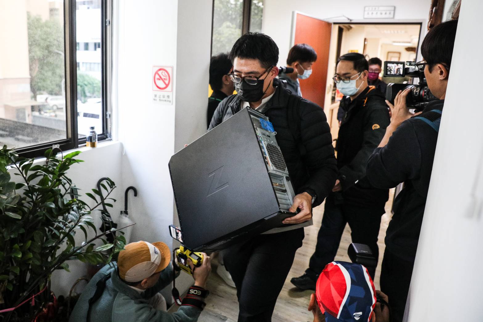 檢調帶走桌電主機。（鏡報）