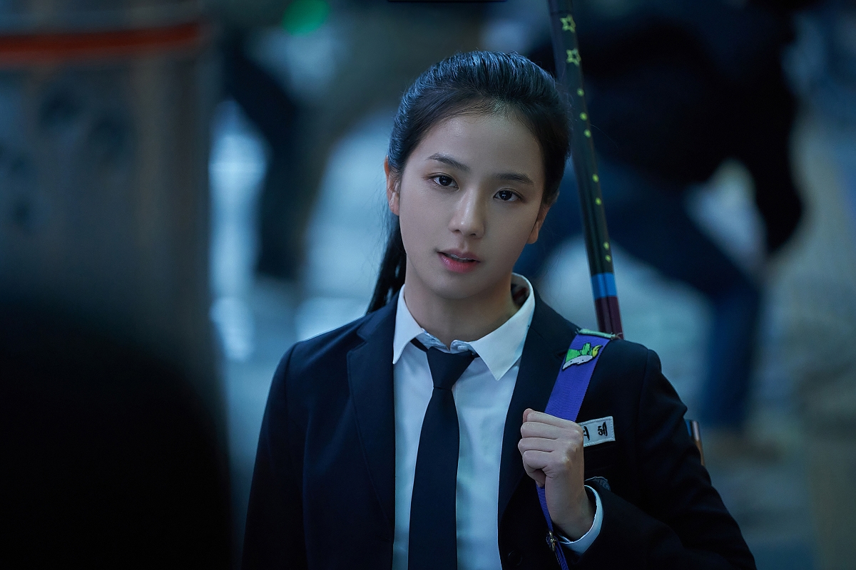「BLACKPINK」JISOO在《全知讀者視角》飾演最強女高中生李智慧。（采昌國際多媒體提供）