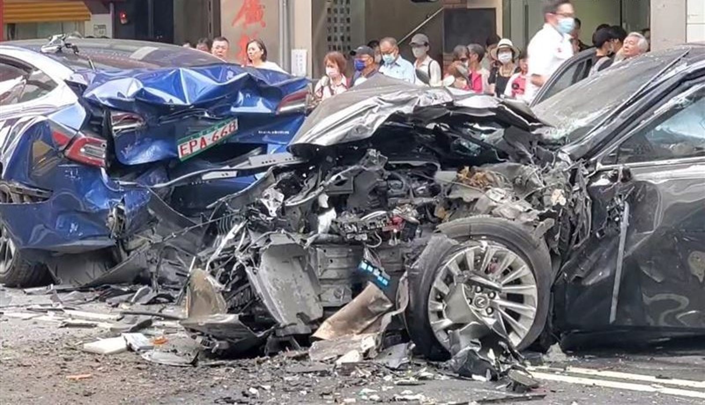 無照78歲邱姓老翁台北市區街頭暴衝釀8傷,現場車體嚴重變形。(翻攝畫面)