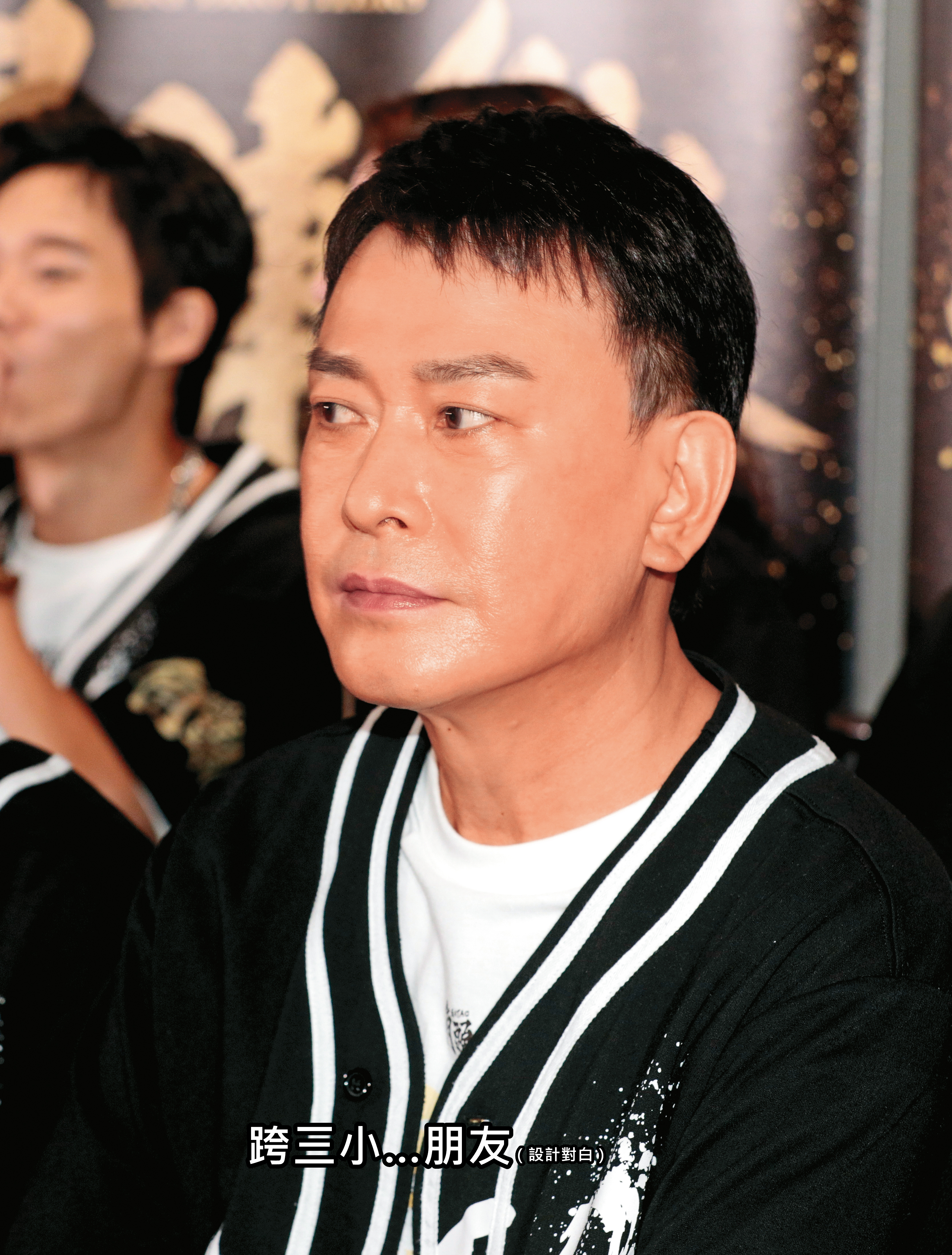 王識賢擺出「仁哥瞪」表情包。但這亮到發光的好膚況，讓人很想歪樓問：「在哪做臉的？」