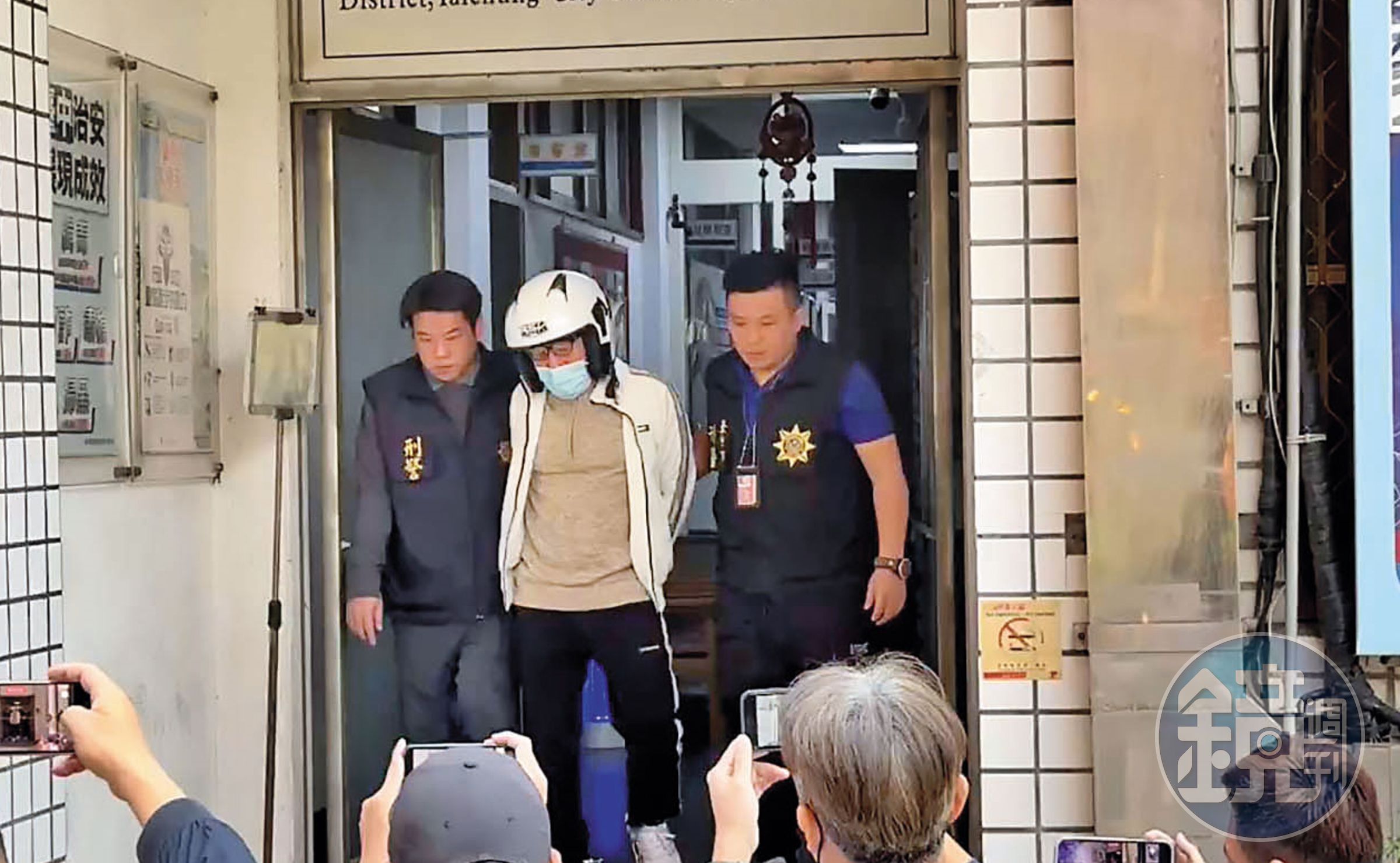 傅男載著奄奄一息的紀女去警局報案自首。檢方認為是否符合自首要件，仍需調查。（鄧玉瑩攝）