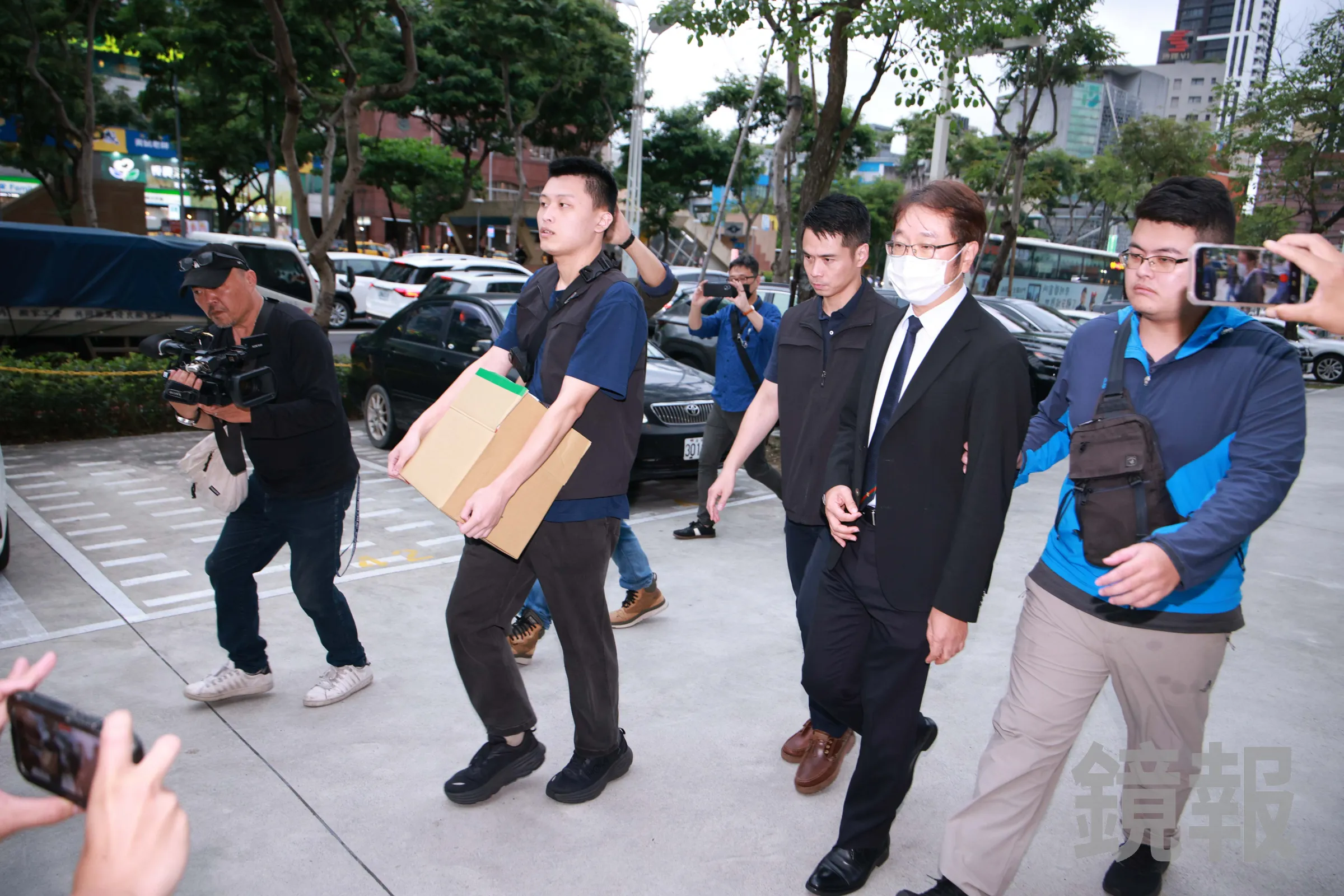 光澤診所陳姓經理（圖）、唐姓設備工程師有滅證、勾串共犯及與證人串證之虞，法院昨（9）日裁定羈押禁見。（鏡報劉耀勻攝）