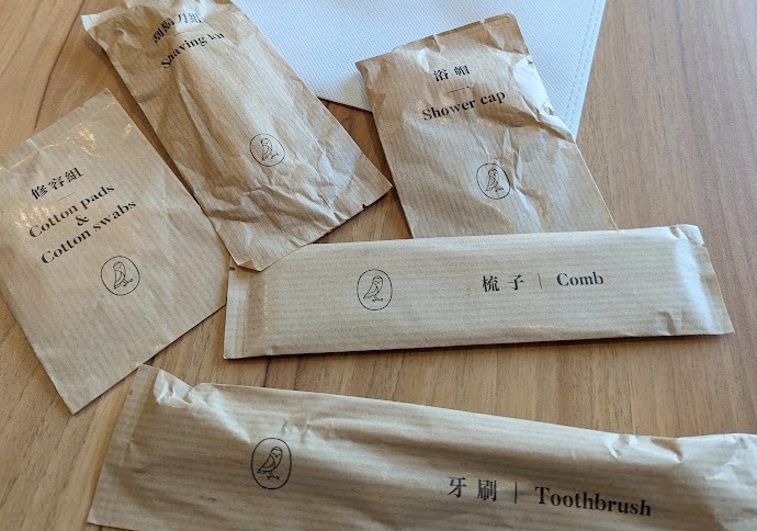 網紅Cheap近日入住嘉義某間飯店時，業者沒有提供備品，反而得自己額外花100元買一整份。（翻攝自Cheap臉書）