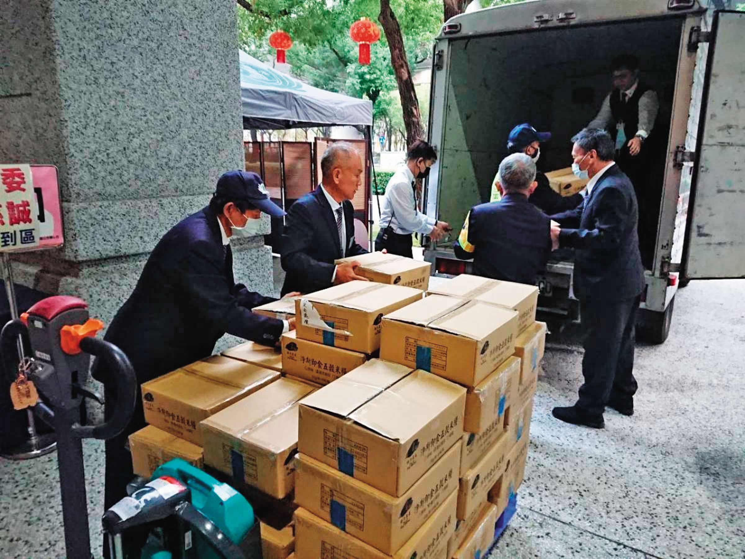 慈濟基金會備齊毛毯、食品、藥品等超過4公噸的物資,待命啟動支援。(慈濟基金會提供)