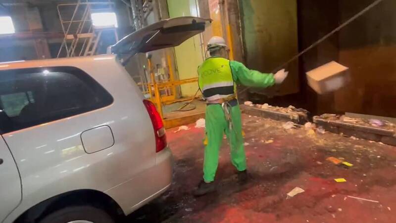 毒品藥物運至后里焚化爐，由操爐工作人員投入焚化爐內。（警方提供）