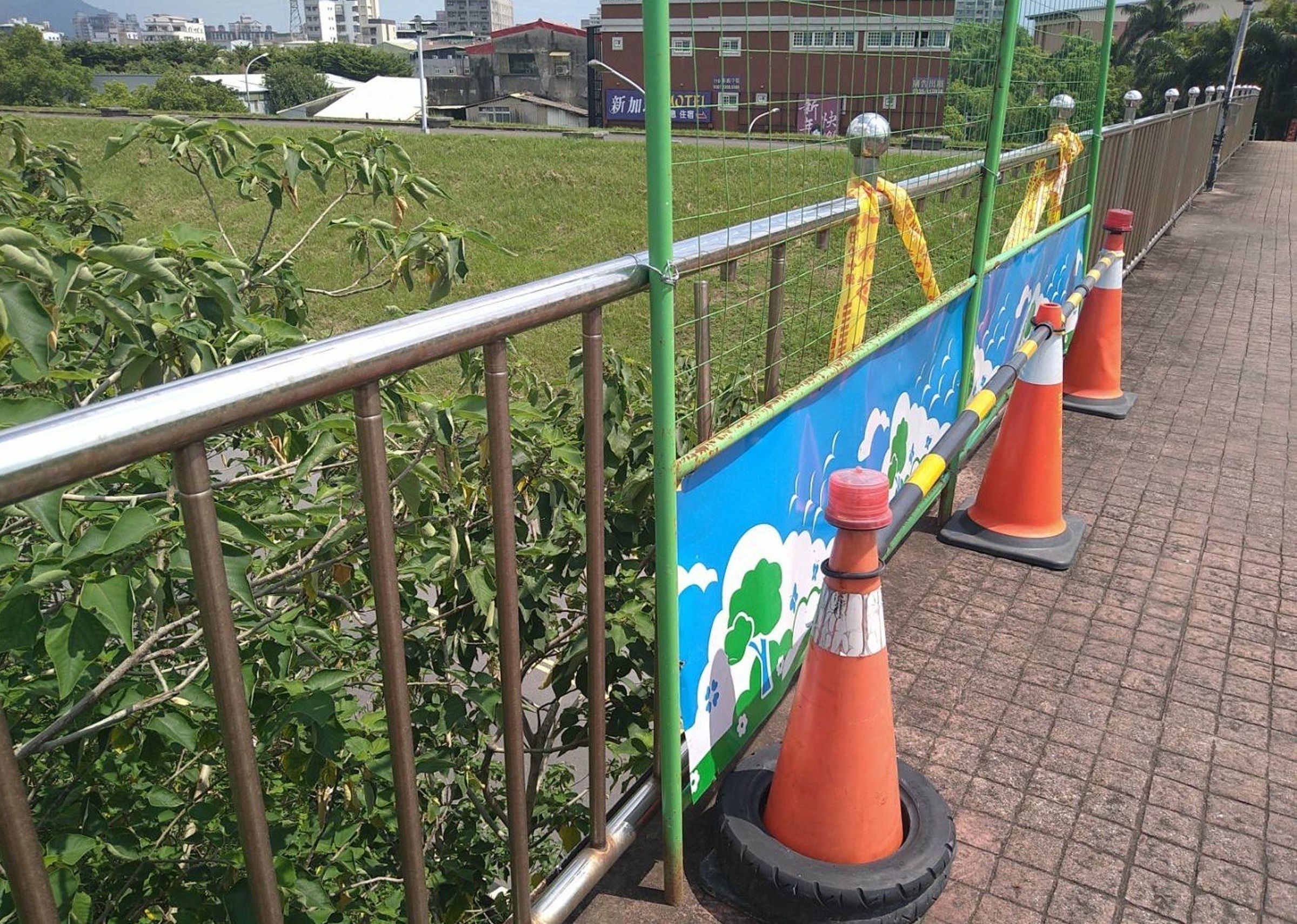 人行通道欄杆遭破壞。（新北高灘處提供）