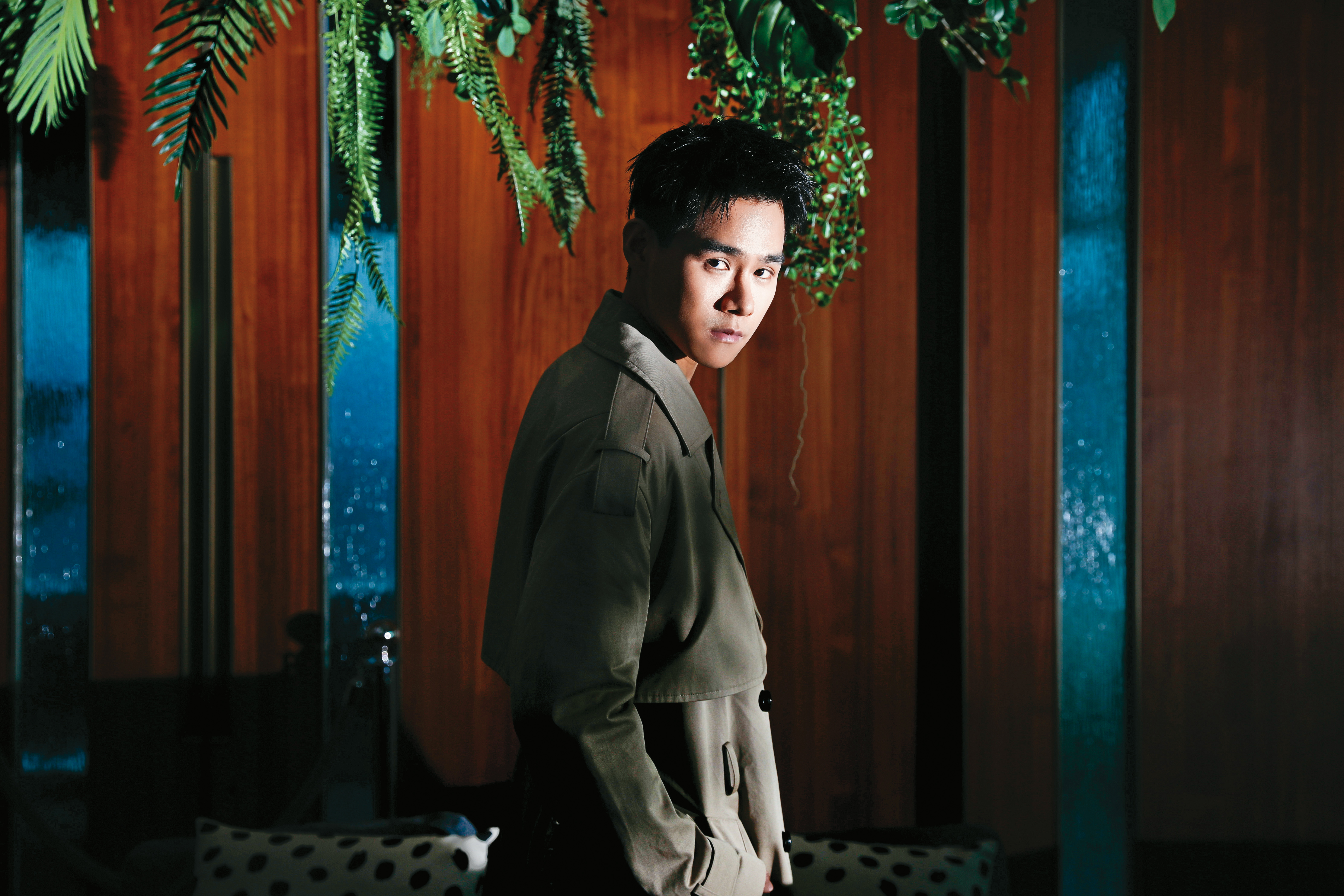 小提琴男神李齊和彭于晏（小圖）外形神似，也有一身肌肉。