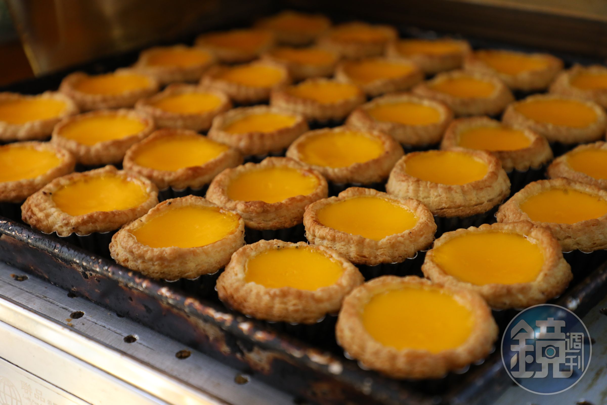 剛出爐的「馳名酥皮蛋塔」香氣四溢，蛋液香濃，酥皮鬆化。（港幣10元／個）