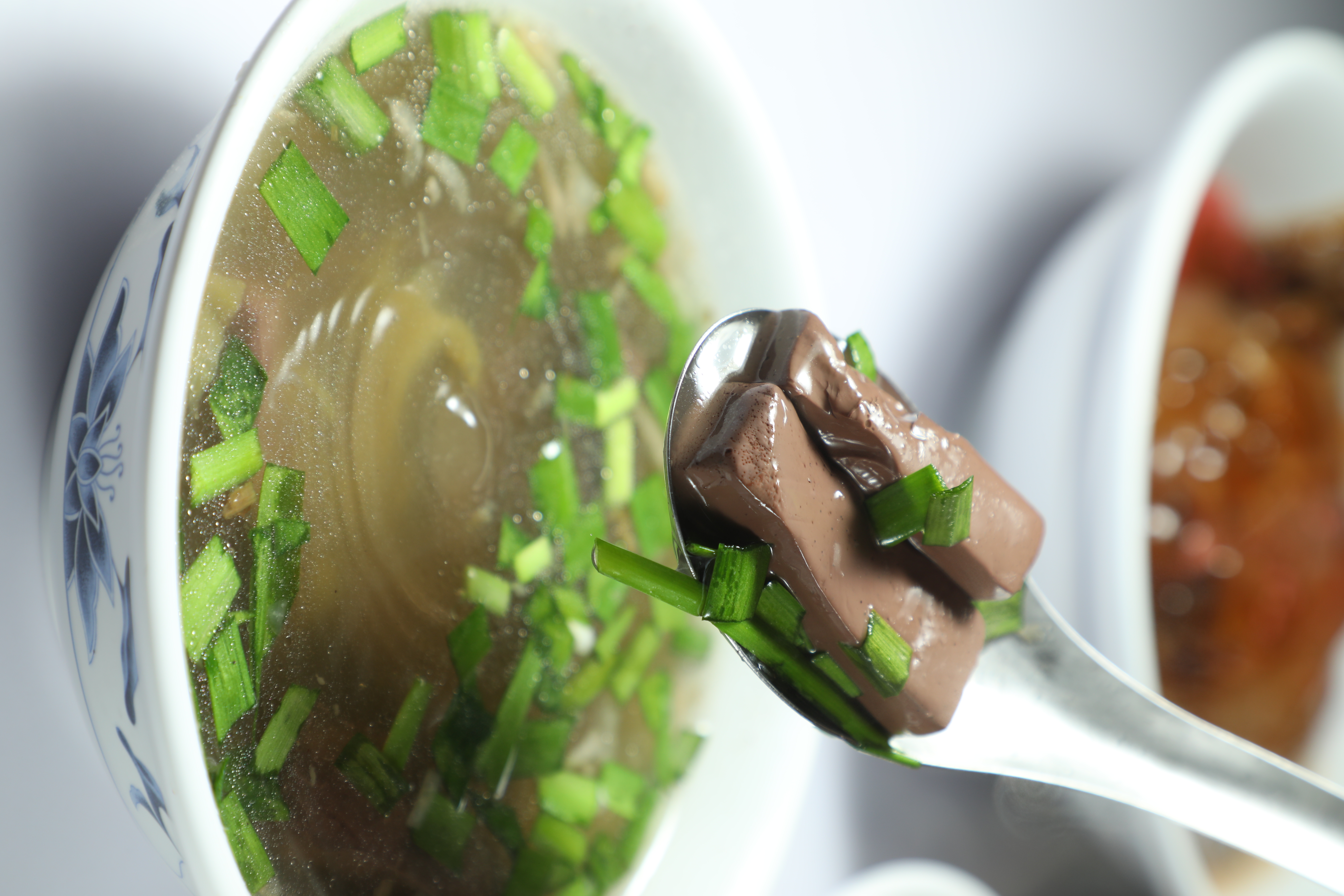 一碗25元的豬血湯，豬血給得毫不手軟，料多實在。（25元／份）