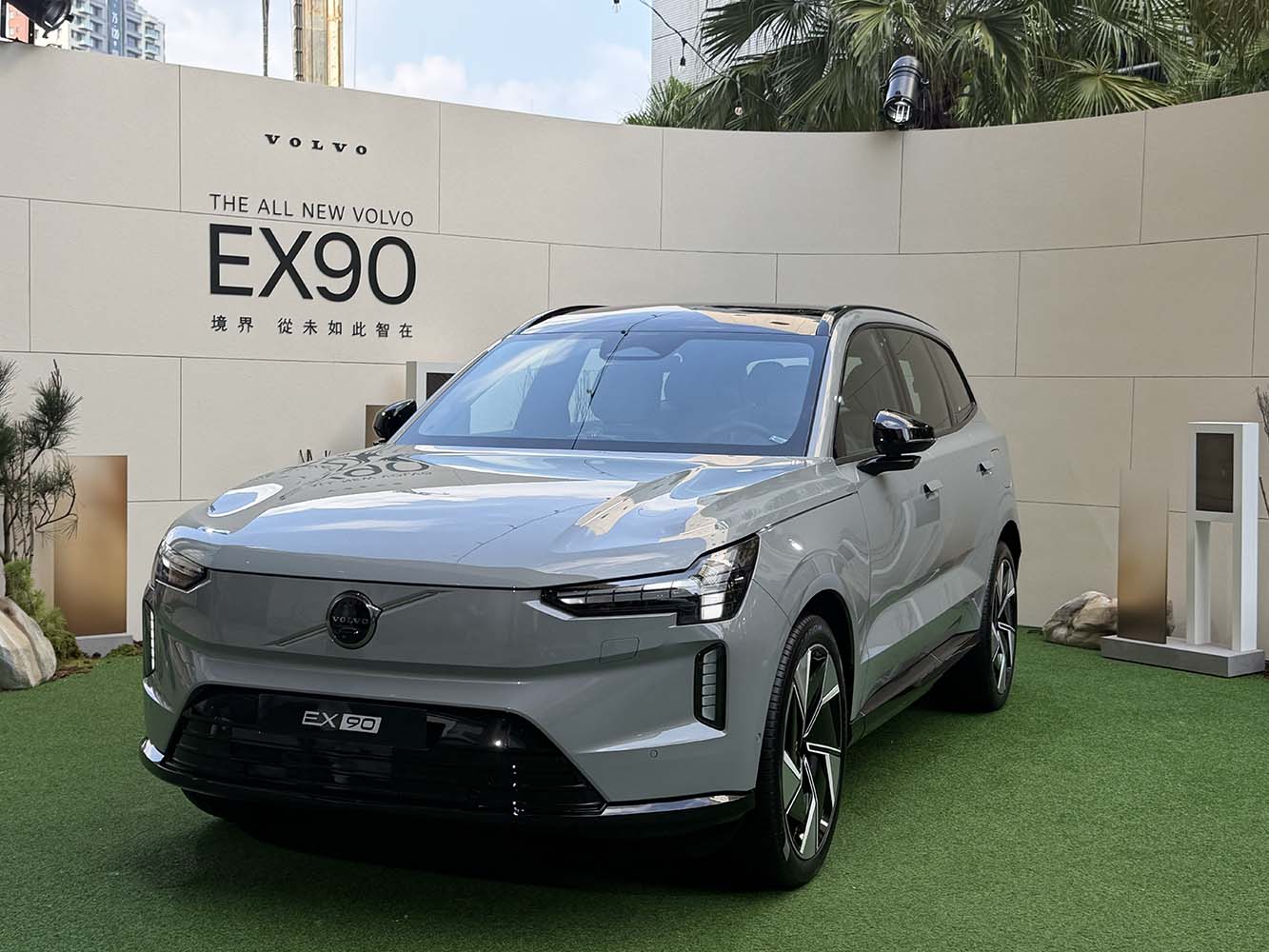 VOLVO發表全新的純電EX90，四車型建議售價295萬起。