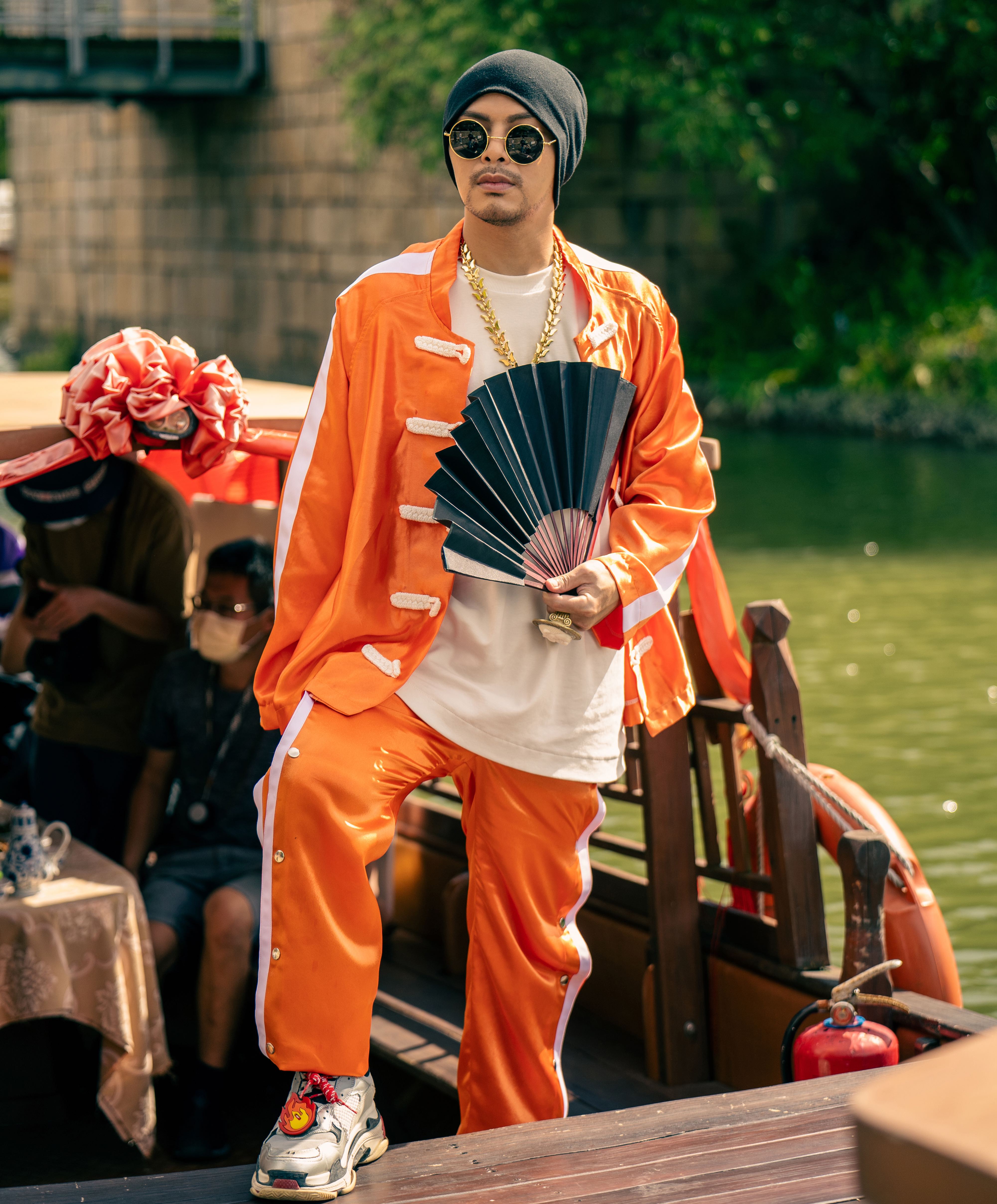 〈姊姊妹妹站起來〉加入了黃明志擅長的RAP，散發出濃濃的中國風。（亞洲通文創提供）