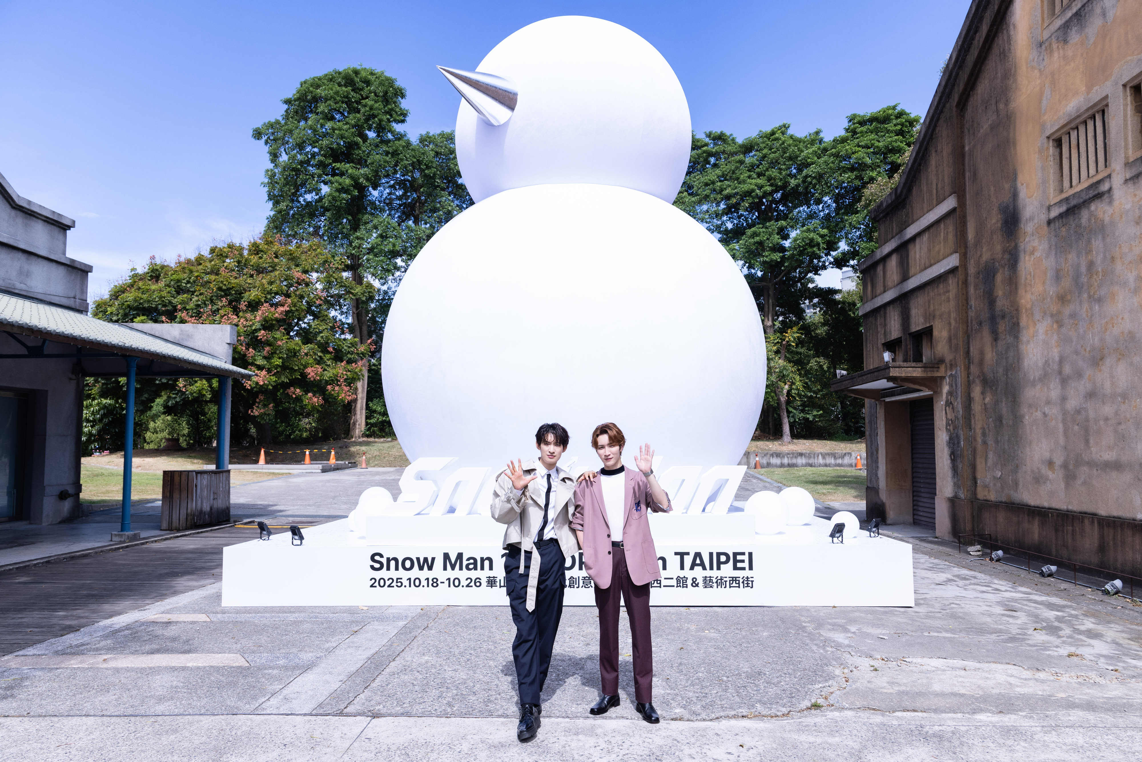 SNOW MAN快閃店將於明日起在華山登場，成員向井康二（左）、渡邊翔太今（17日）特地來台親自導覽。