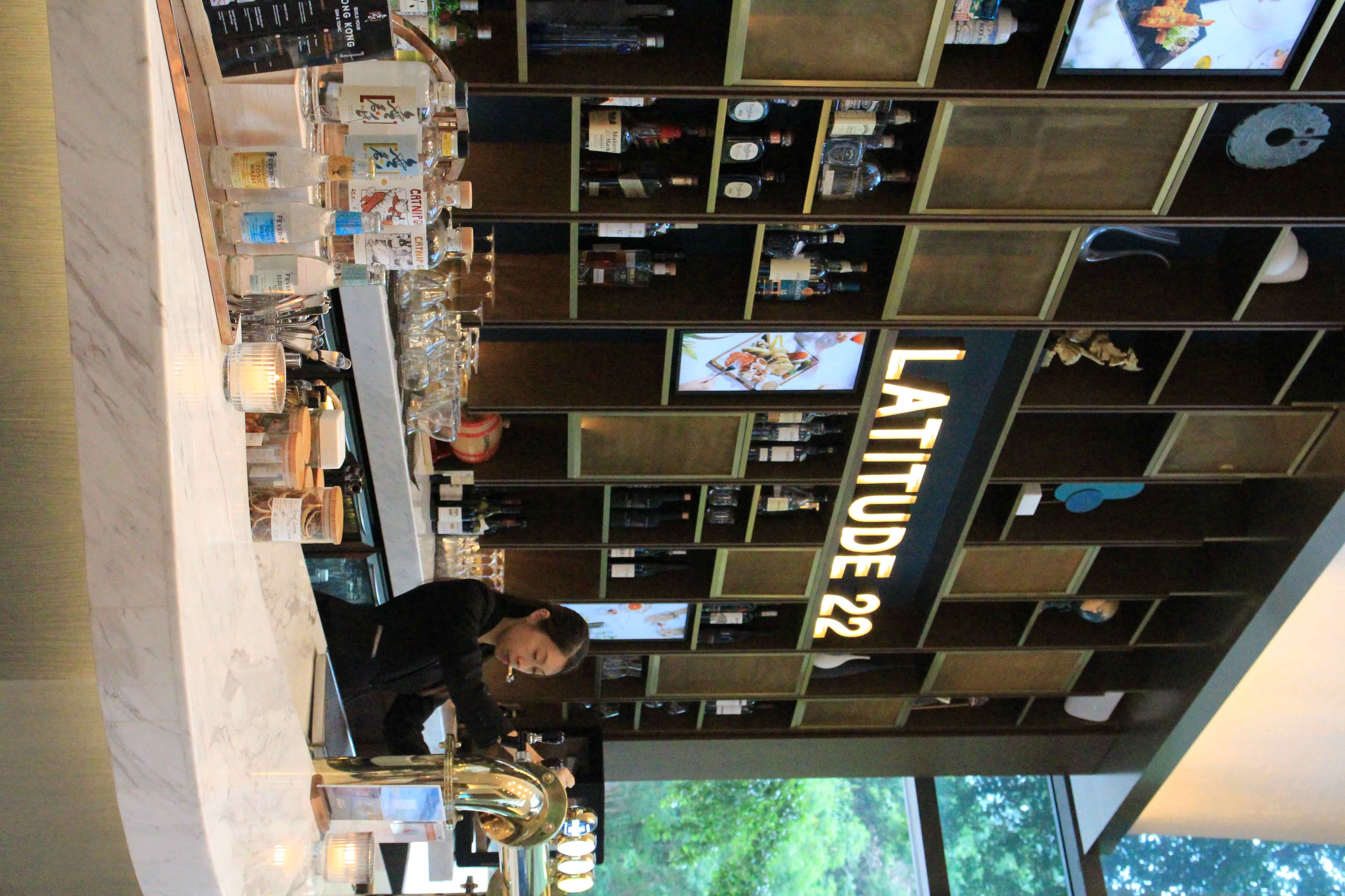 「香港數碼港艾美酒店」一樓大廳的酒吧「Latitude 22」，其名源於所在地的緯度。