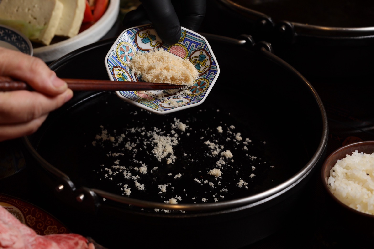 橋山選用來自日本，甜度低但糖香濃郁的三溫糖煎肉。