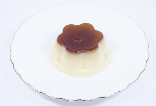 節目主持人解釋，布丁通常3個一組販售是源自考量70年代日本家庭的用餐習慣。（示意圖 photoAC）