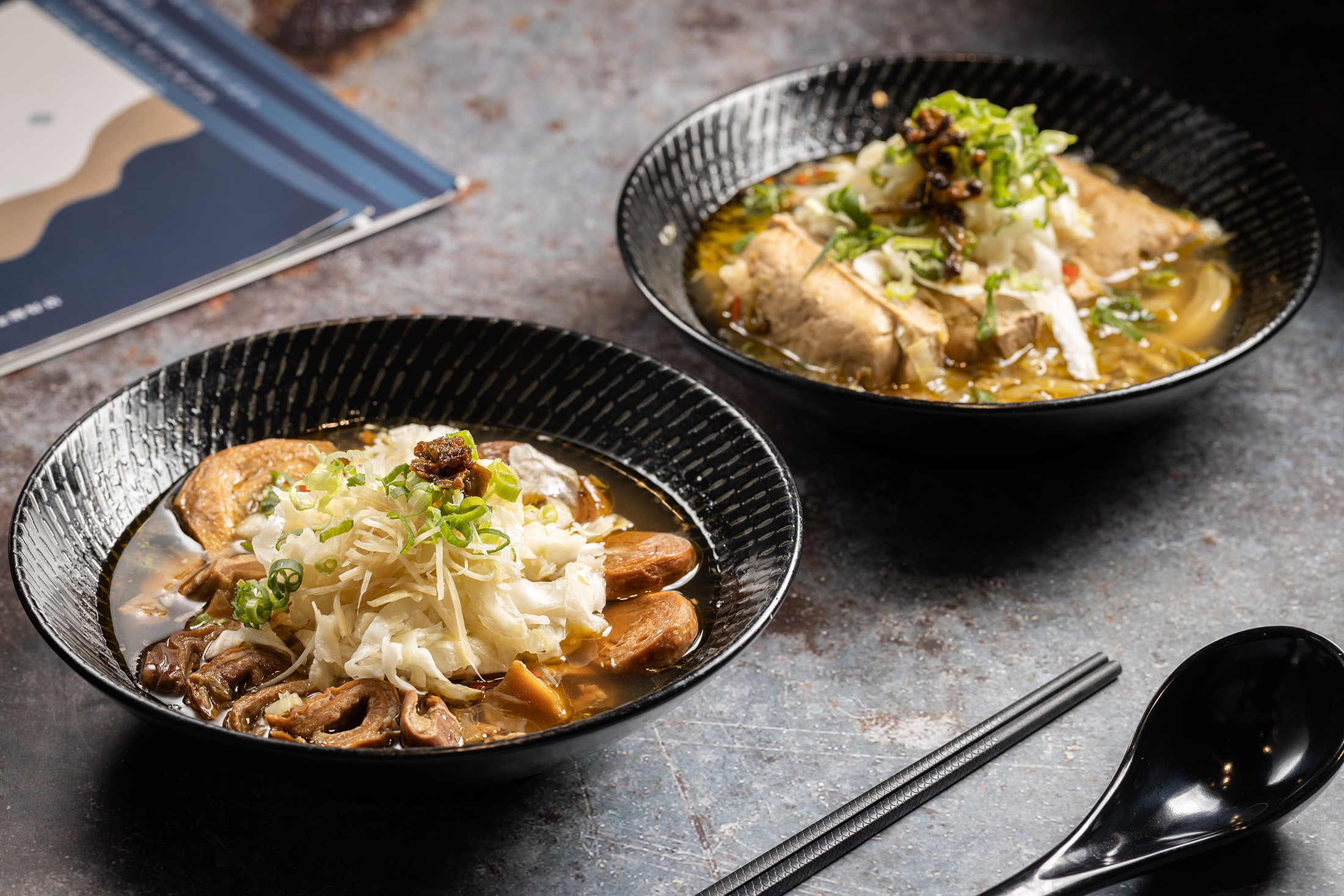 以青麻椒湯底製作的「滷味」（前）及「臭豆腐」（後）也是不少客人喜歡的特製菜餚。（皆為160元／份）