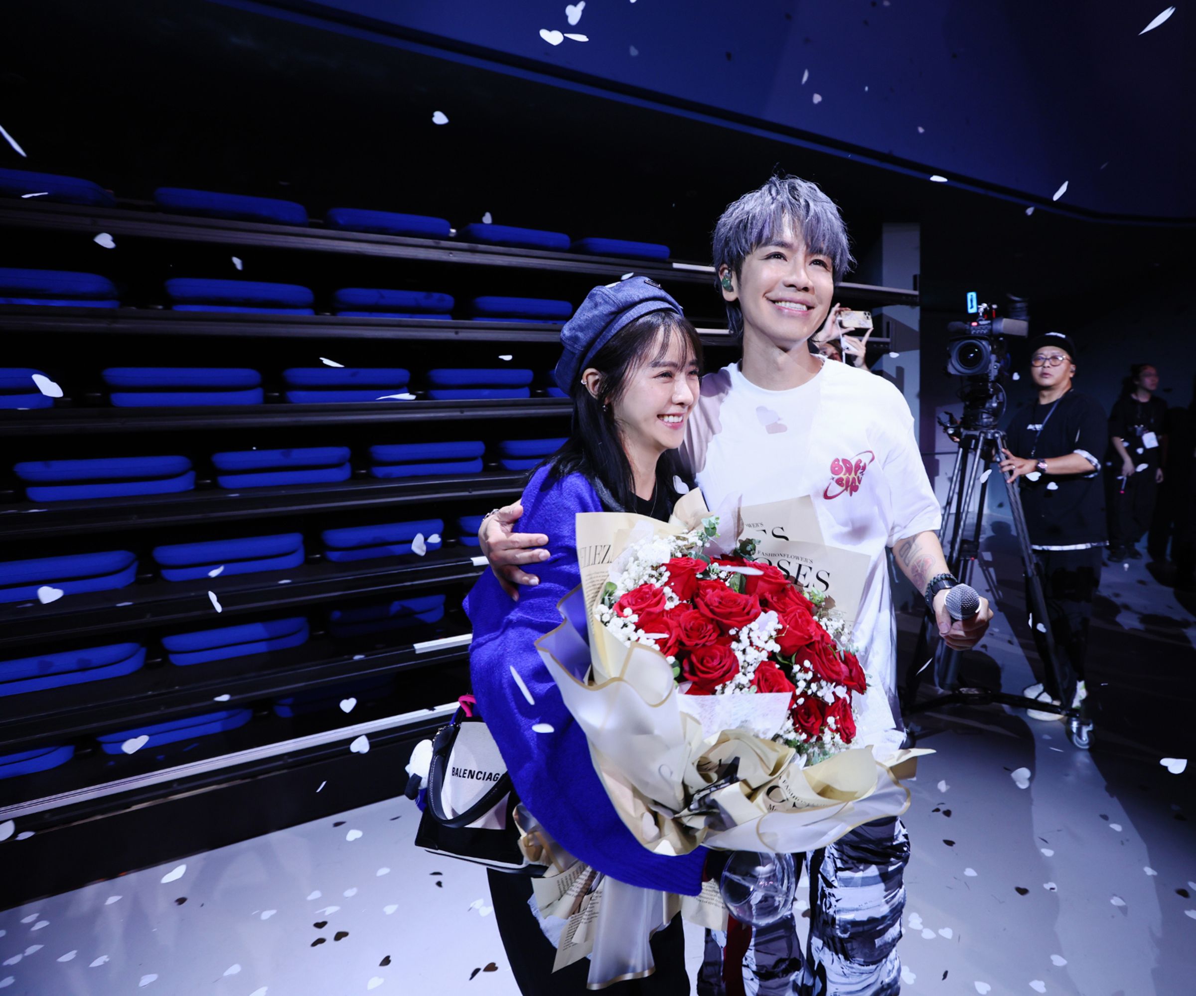 鼓鼓(右)向交往11年女友大元求婚成功,兩人臉上洋溢幸福笑容。(相信音樂提供)