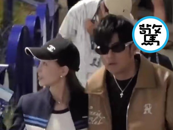 昆凌陪周杰倫走進澳網球場，兒子Romeo在爸媽身後。（翻攝畫面）