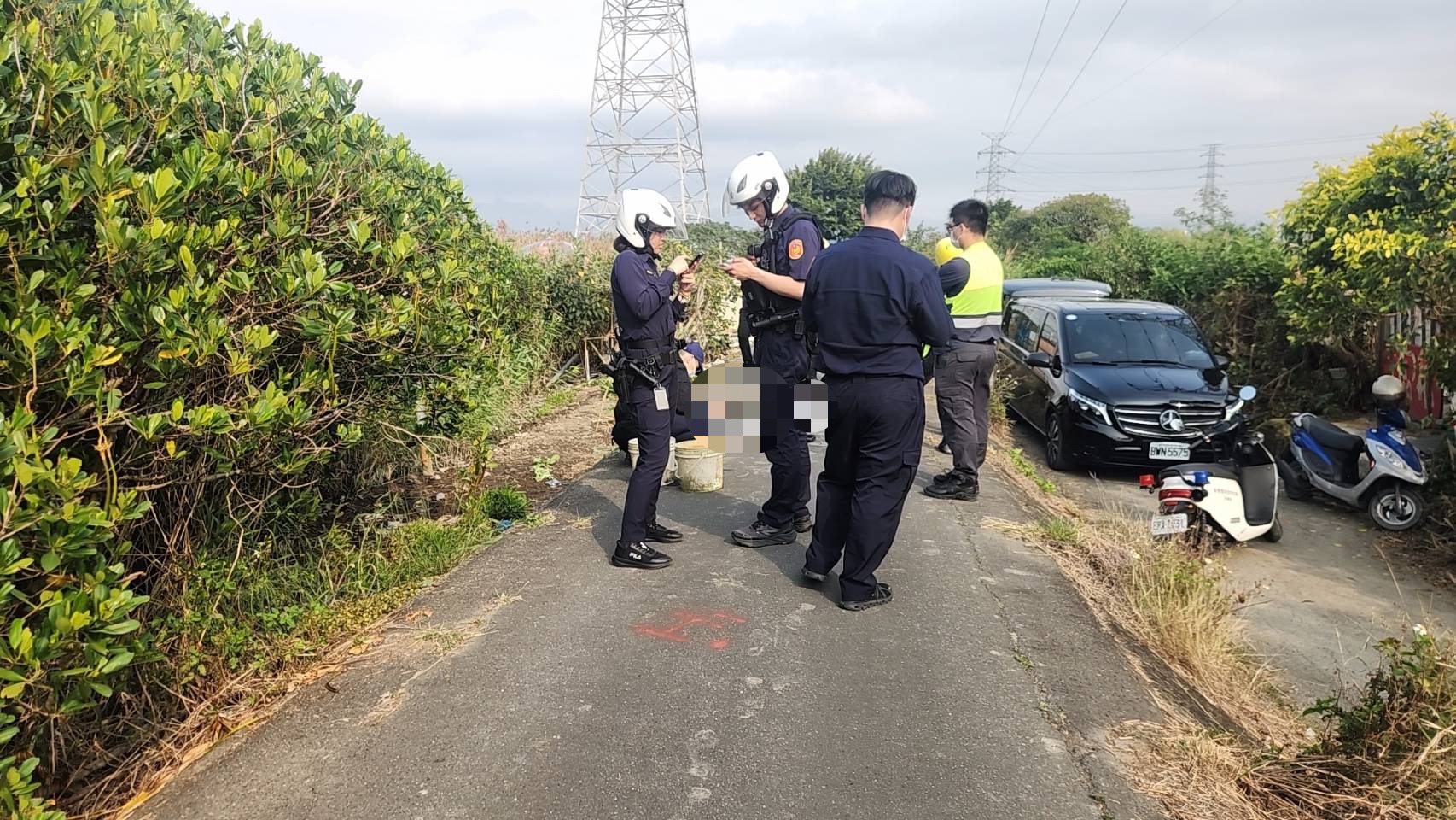 蘆洲溪美抽水站驚見浮屍。（翻攝畫面）