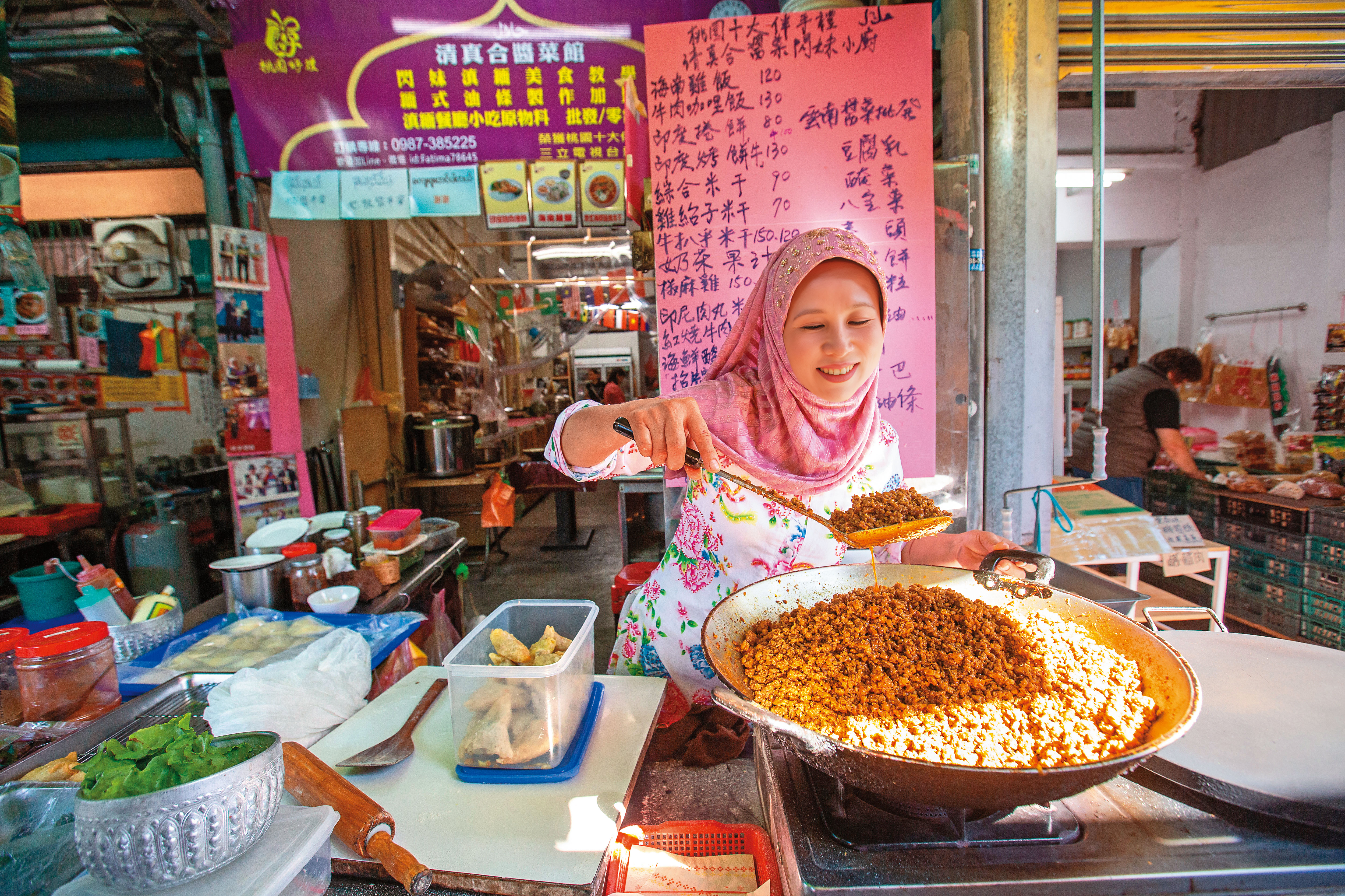 閃淑娟在店裡現煮現賣，搬到市場內後，吸引許多過路客、觀光客外帶。