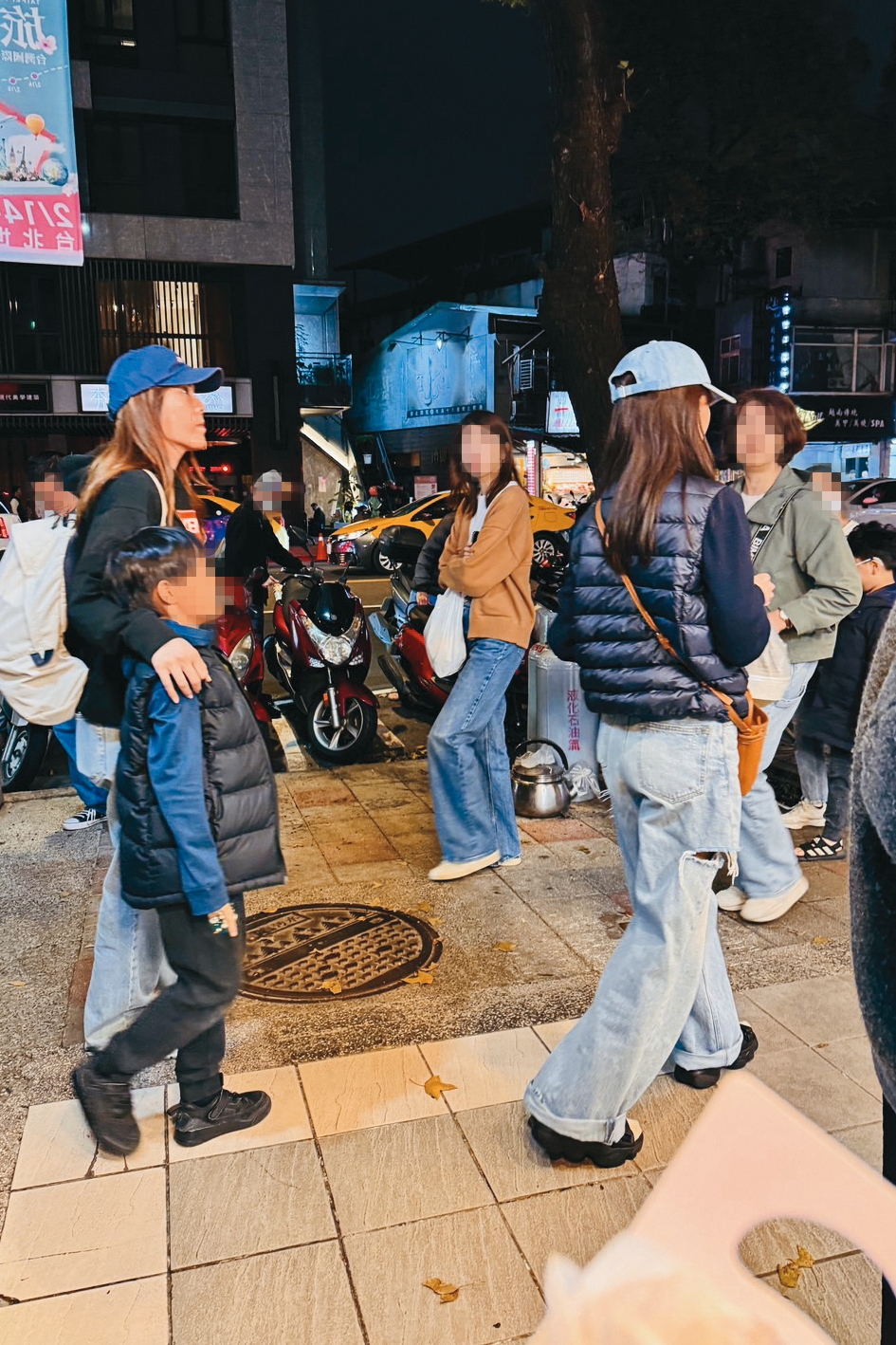 戴著帽子的理科太太（左）搭著兒子走在白癡公主（右）身後。（讀者提供）