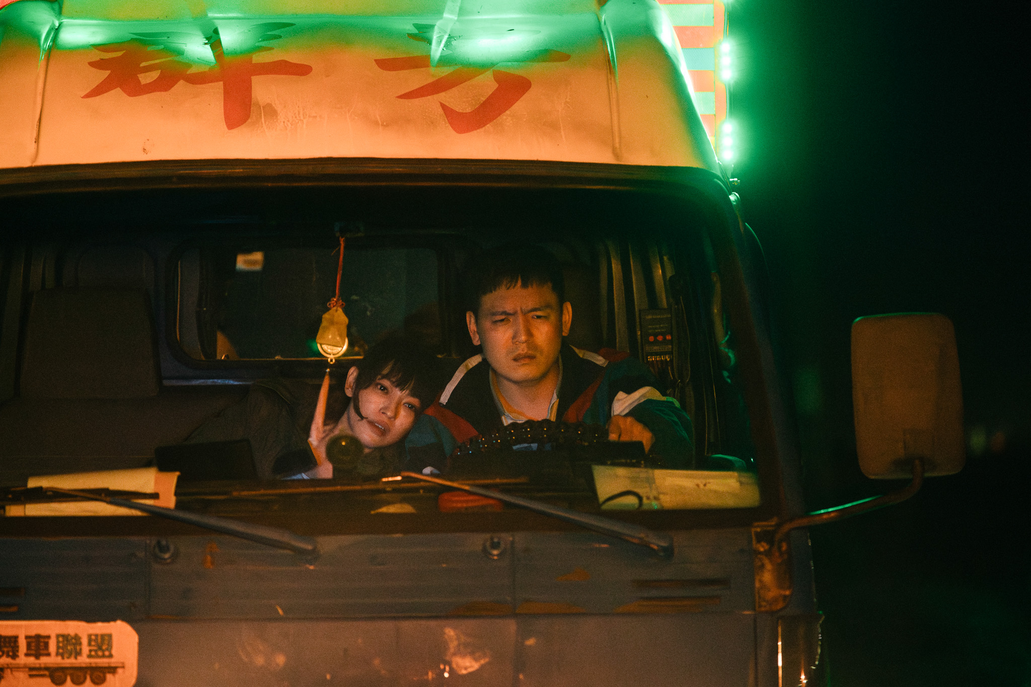 春風（右）在《死亡賭局》與姚以緹（左）飾演舊情人。 （英傑哆影業提供） 
