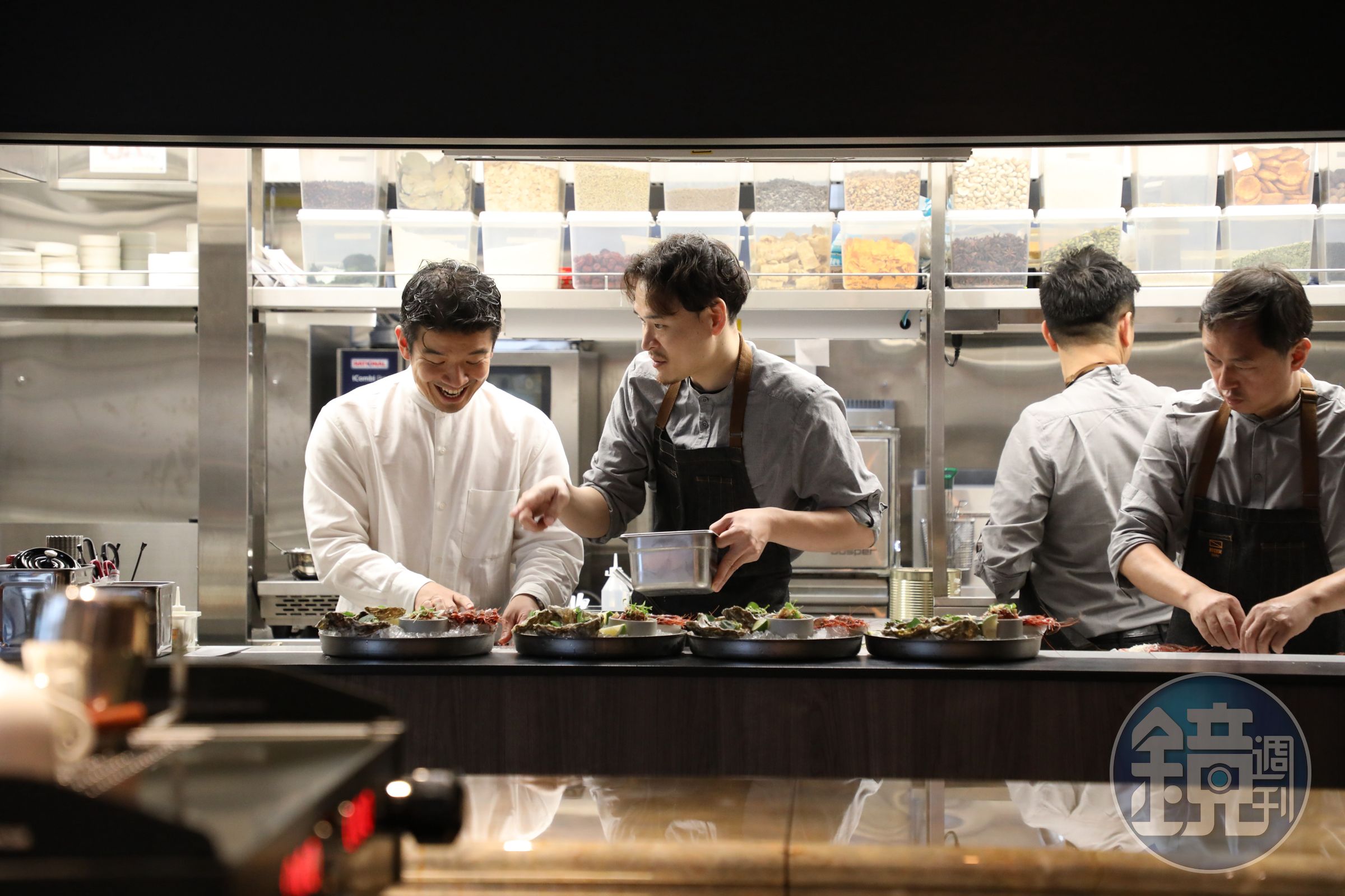 米澤文雄(左)與森脇翔平(中)早在2023年就曾攜手打造「Trattoria Tabule」餐廳,合作上已有默契。
