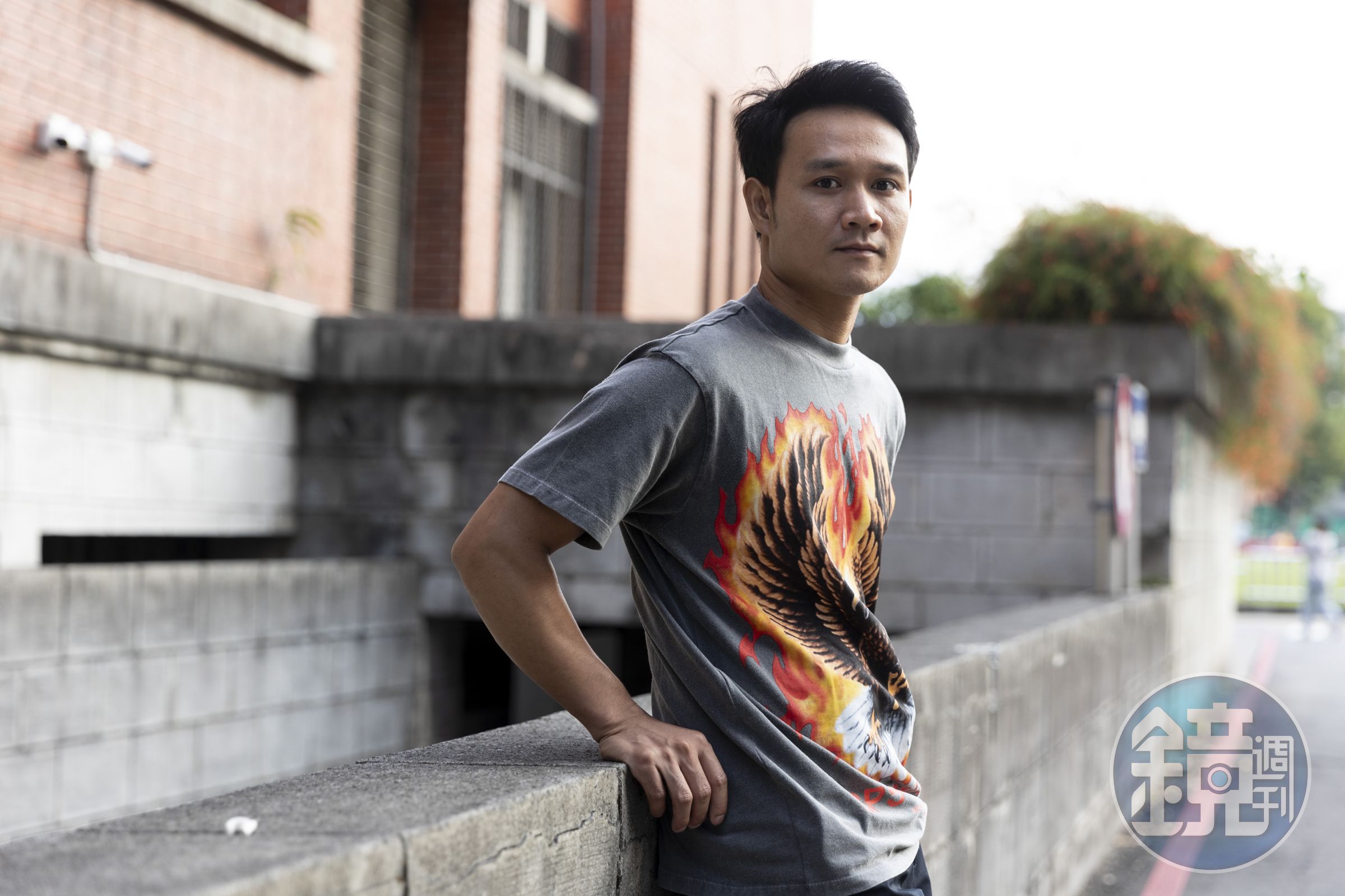 亞儂喜歡黑色,但這天為了不要跟蔡明亮都穿一身黑,特地選了有圖騰的灰色上衣。