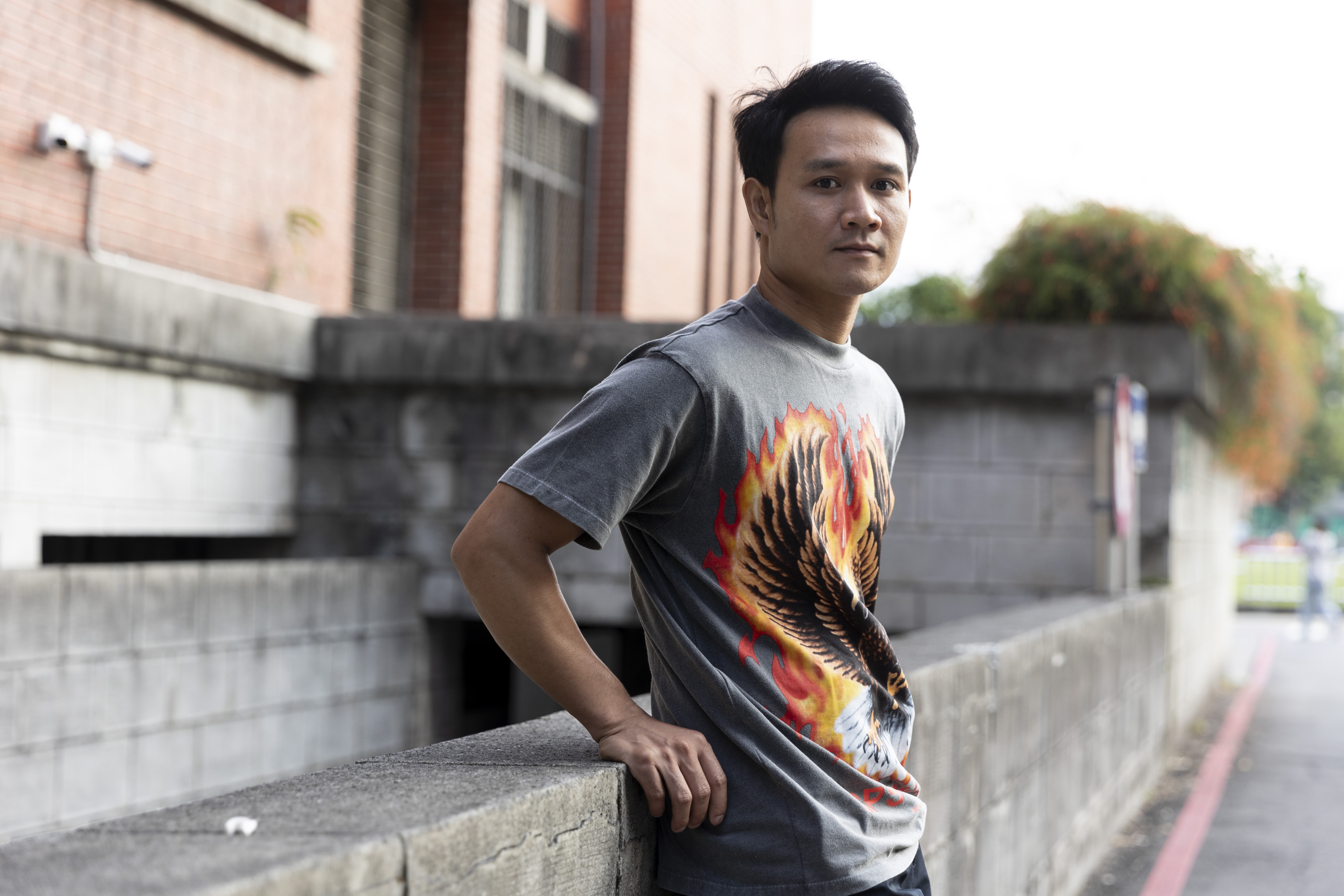 亞儂喜歡黑色，但這天為了不要跟蔡明亮都穿一身黑，特地選了有圖騰的灰色上衣。