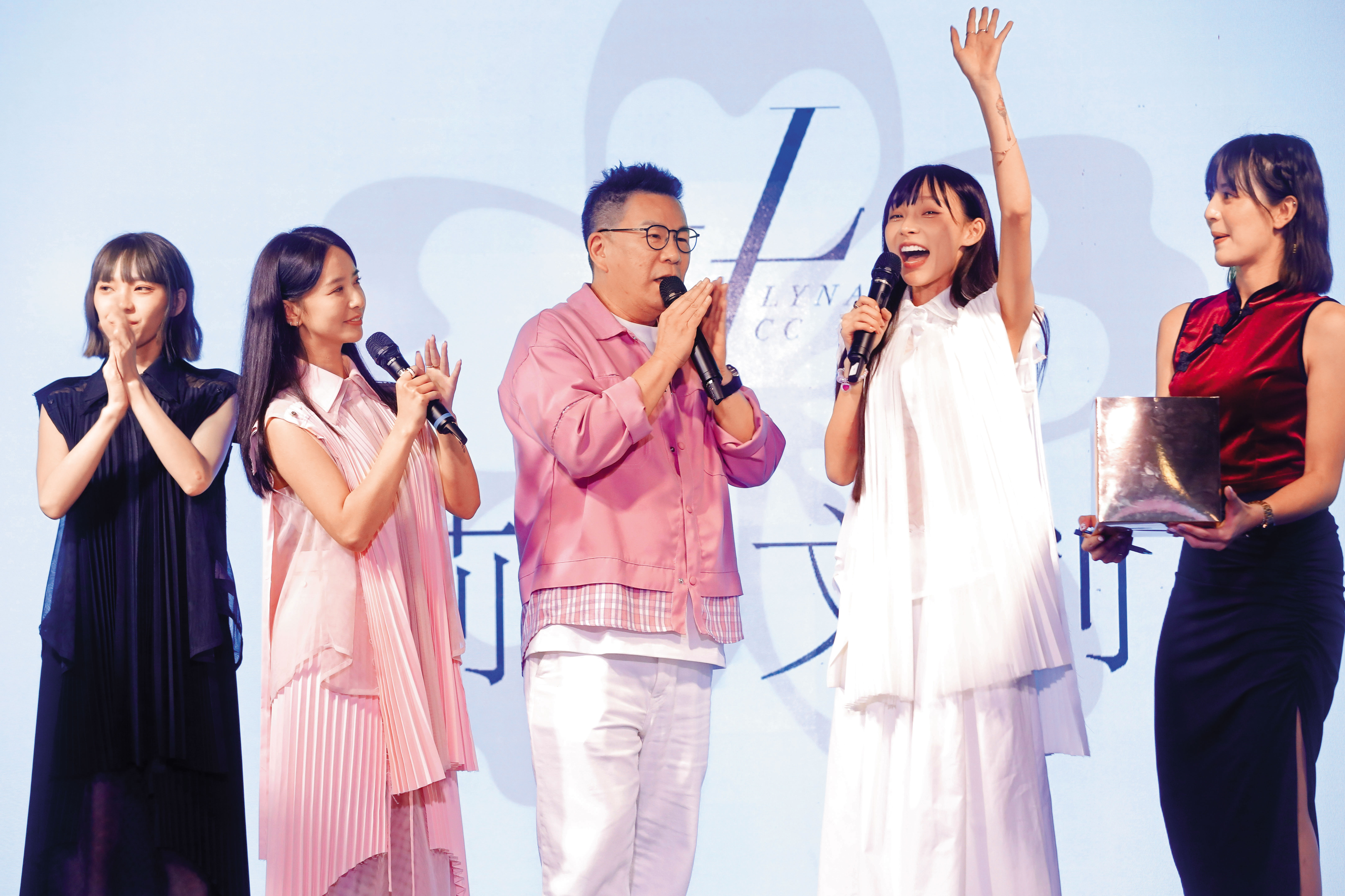 林襄（右2）在演藝圈前輩沈玉琳（右3）指點下積極看房。（劉鴻昌攝）
