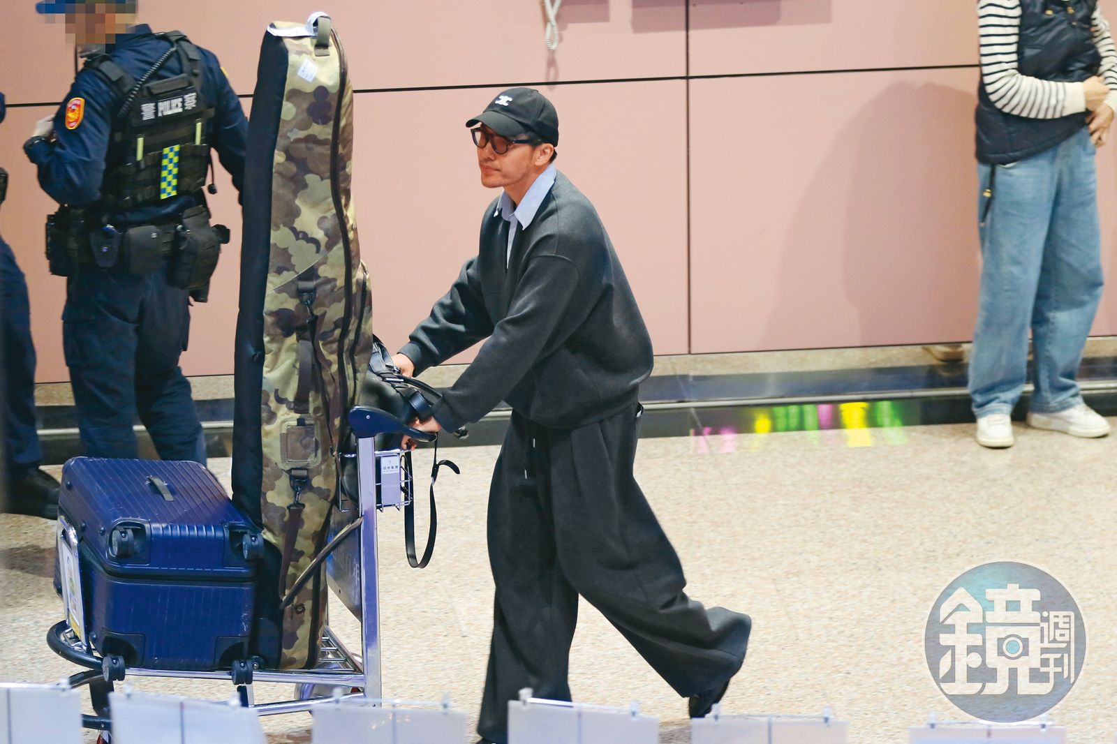 2/22 19:54本刊直擊凱文自己回國,刻意跟蔡瑞雪錯開