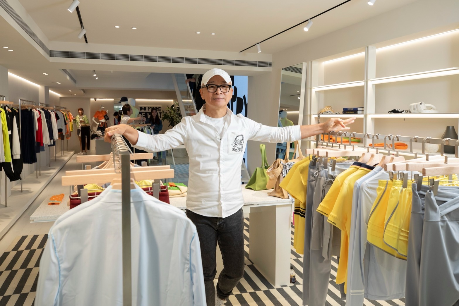 劉本謙的服裝王國曾因不打折被同業看衰，至今屹立不搖第25個年頭，巔峰時期版圖擴展至新加坡、中國大陸、印尼。今年更推出運動休閒新品牌要跟洋牌PK。