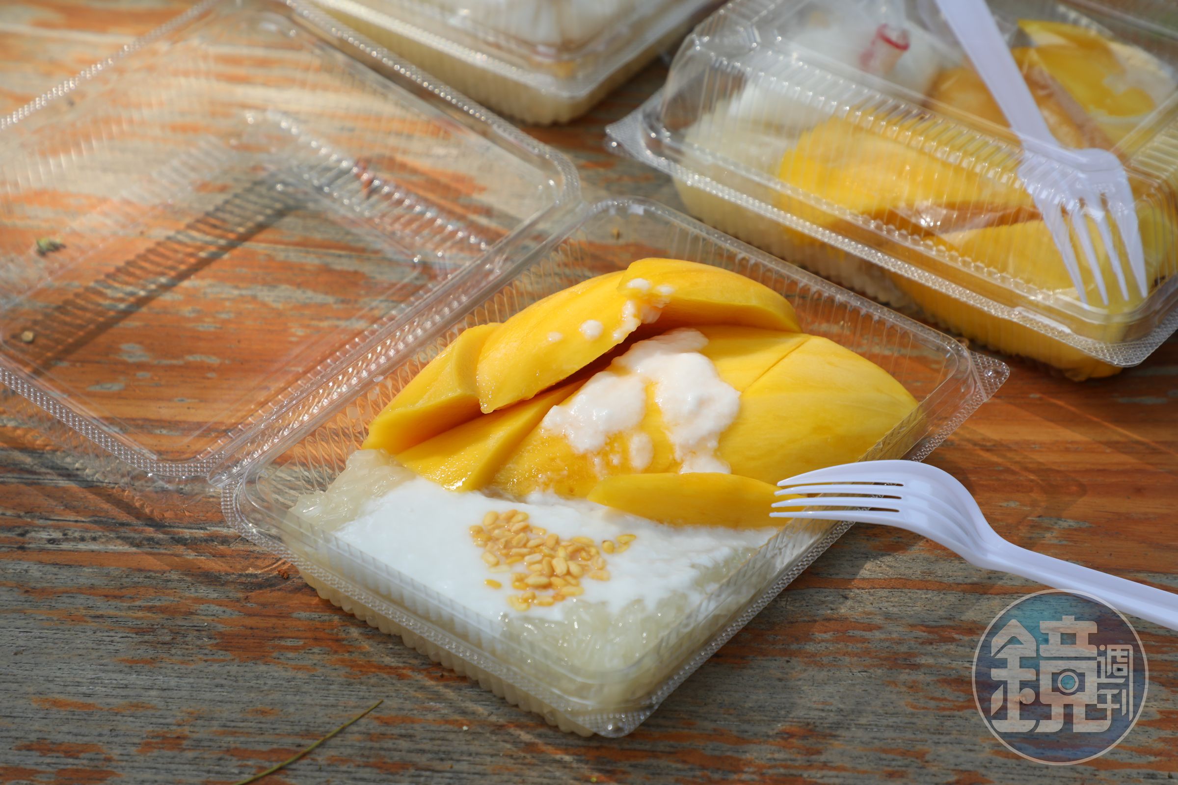 哲阿姨的「芒果糯米飯」水準極高,尤其糯米的調味與火候掌控十分到位。(120泰銖/份,約NT$106)