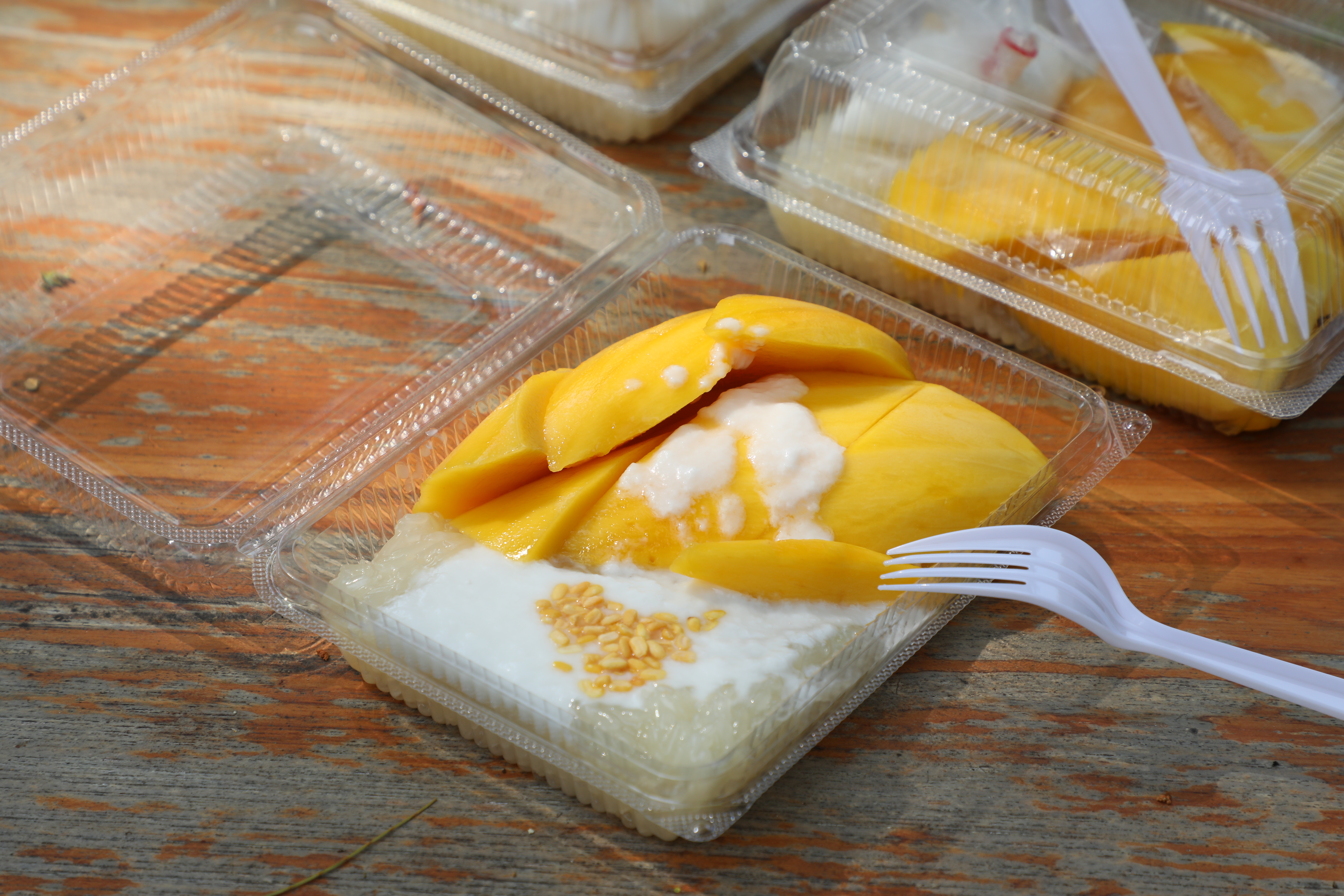 哲阿姨的「芒果糯米飯」水準極高，尤其糯米的調味與火候掌控十分到位。（120泰銖／份，約NT$106）