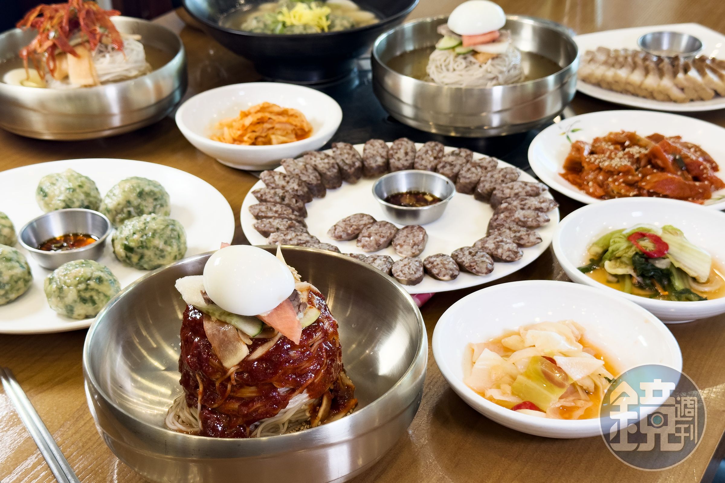 除了追星、吃美食、買美妝,透過DMZ之旅與在「同袍飯桌」餐廳品嘗正宗北韓料理,讓觀光客發現韓國截然不同的一面。