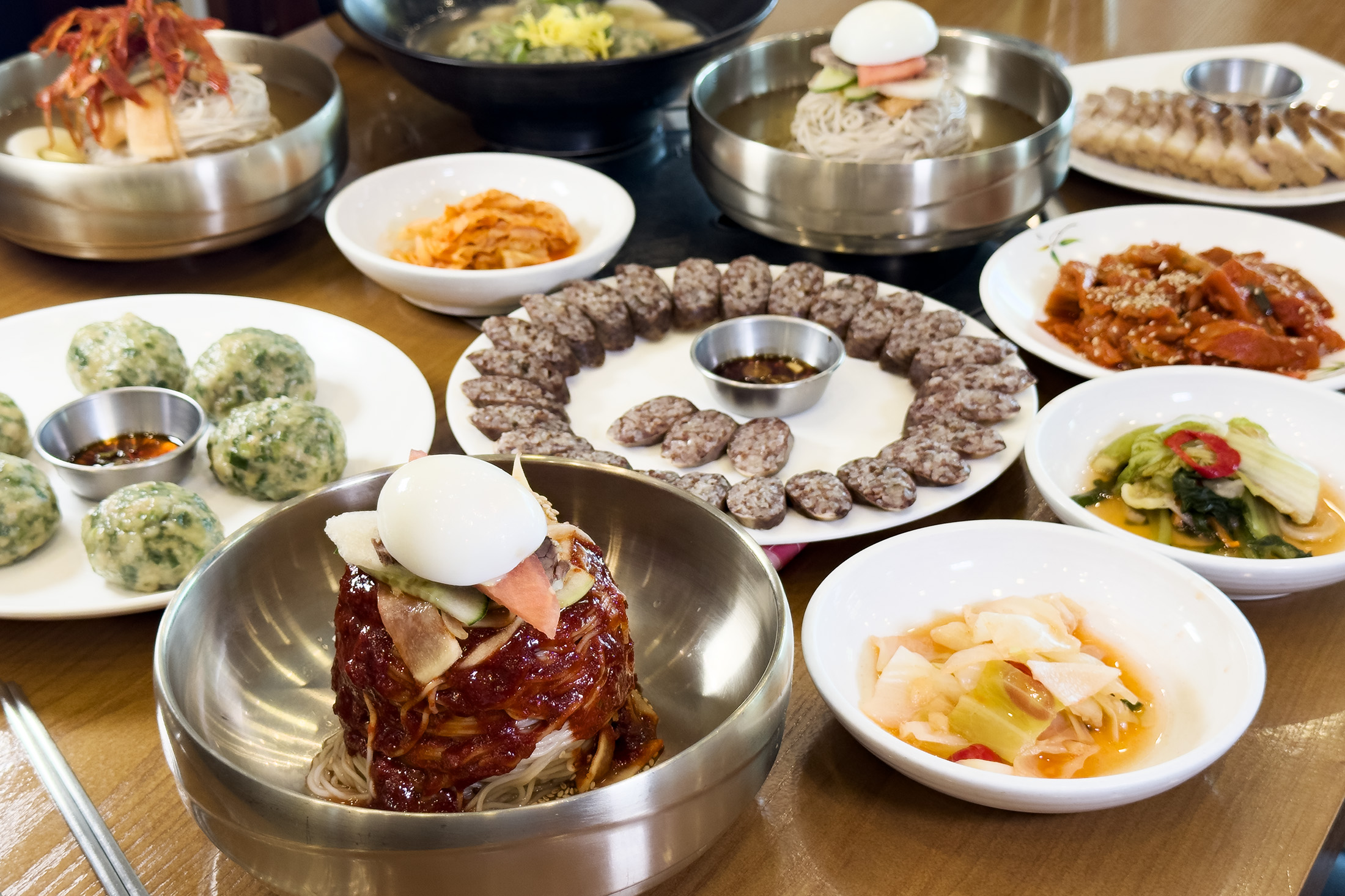 除了追星、吃美食、買美妝，透過DMZ之旅與在「同袍飯桌」餐廳品嘗正宗北韓料理，讓觀光客發現韓國截然不同的一面。