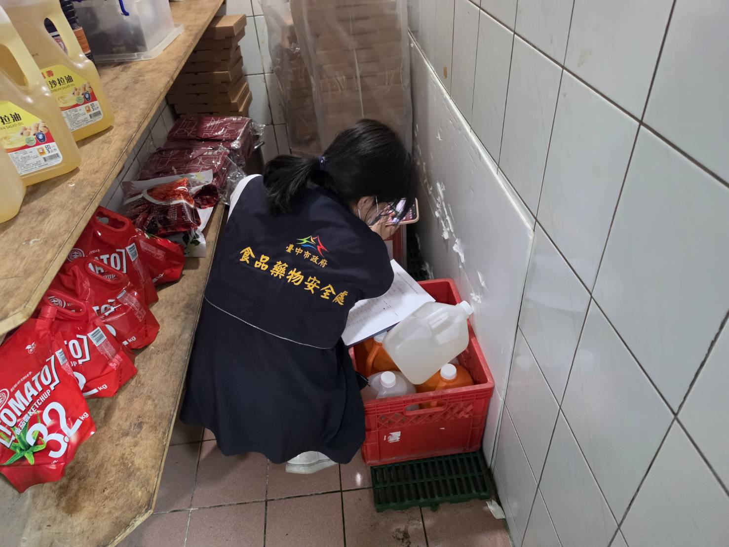 台中市食安處派員前往下游業者倉儲確認下架情形。（台中市食安處提供）