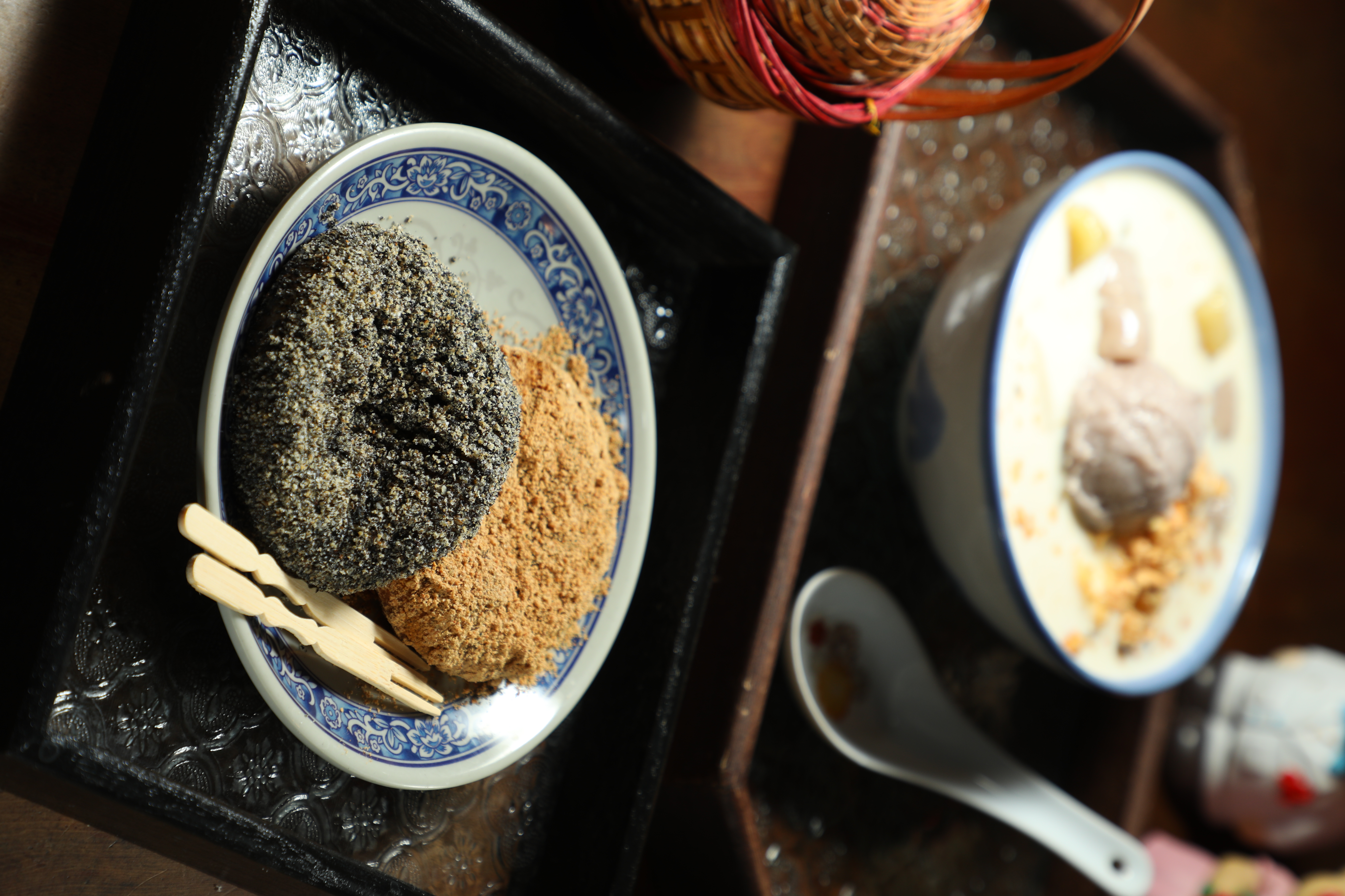 「燒麻糬」（前，50元／2顆）有花生、芝麻、黃豆粉三種口味；「豆漿豆花」（後，60元／碗）選了芋泥、地瓜芋圓與花生糖3種料。