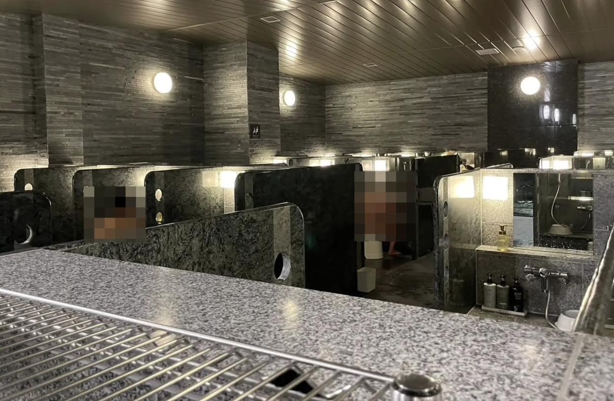 男湯與女湯皆有住客入鏡、裸身泡湯或淋浴的畫面。（翻攝自陳女臉書）