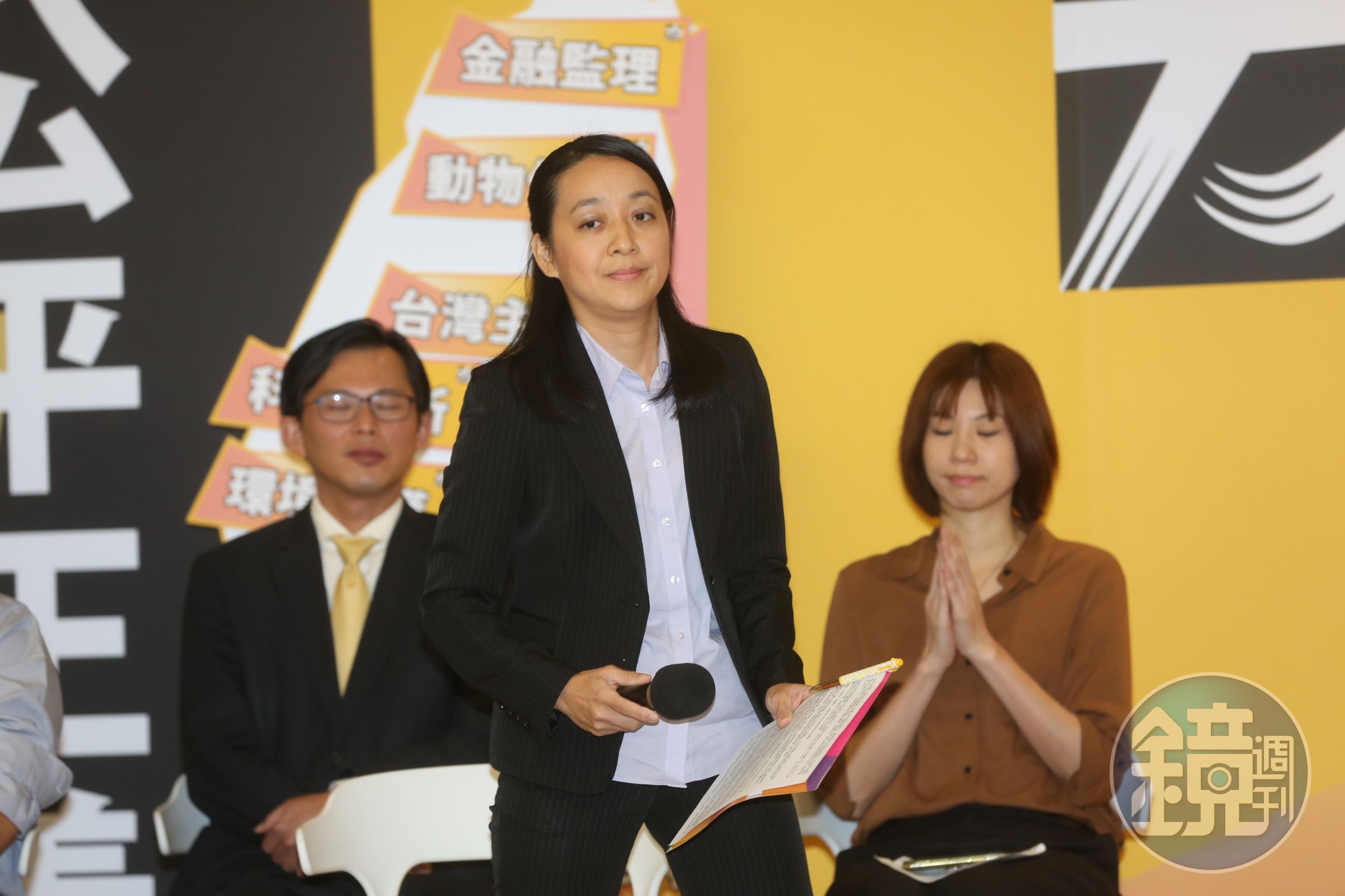 時代力量黨主席王婉諭（中）今po文，曬出2筆資料，打臉黃國昌（左）《向光前行》書中提及內容並非事實。（本刊資料照）