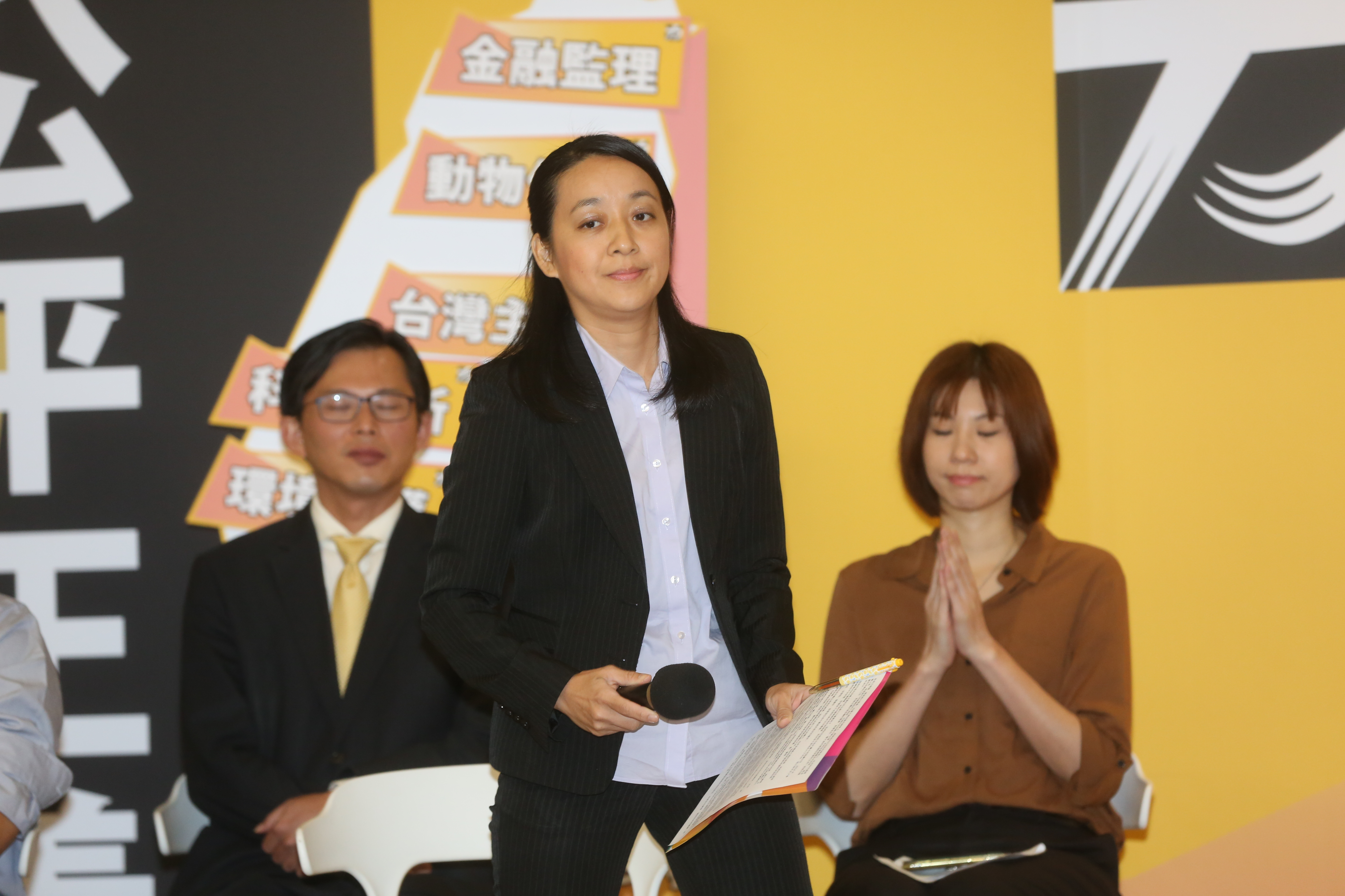 時代力量黨主席王婉諭（中）今po文，曬出2筆資料，打臉黃國昌（左）《向光前行》書中提及內容並非事實。（本刊資料照）
