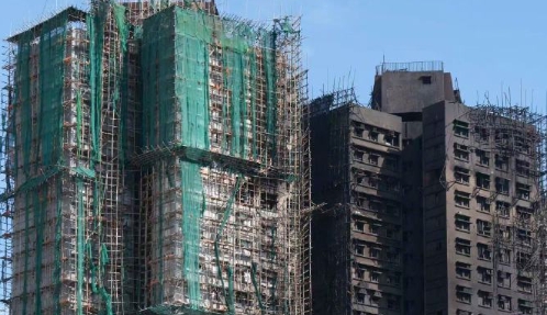 香港大火已增至128死。 （翻攝自微博）