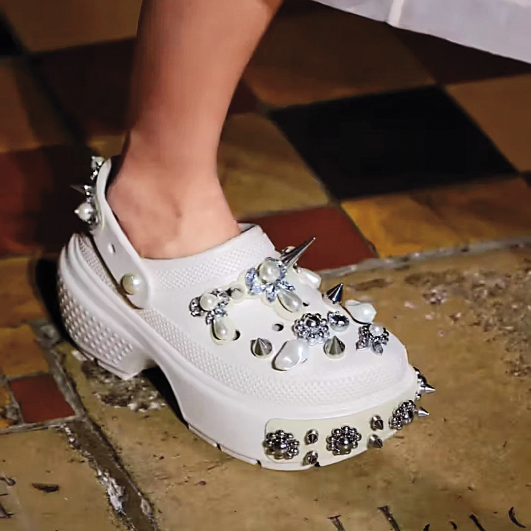 Simone Rocha x Crocs雪白鉚釘厚底洞洞鞋。NT$8,680（喜事集團提供）