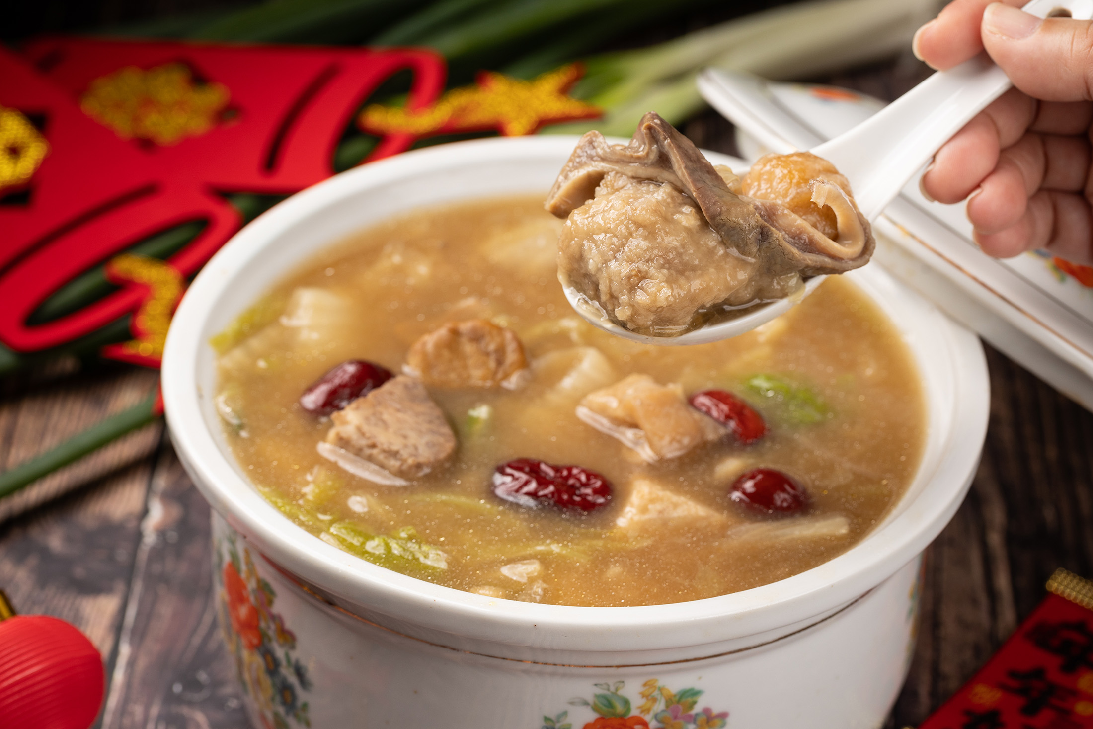 「丸東佛跳牆」濃縮排骨、芋頭與鳥蛋精華，雖無昂貴海鮮乾貨，但層次豐富。（300元／份）