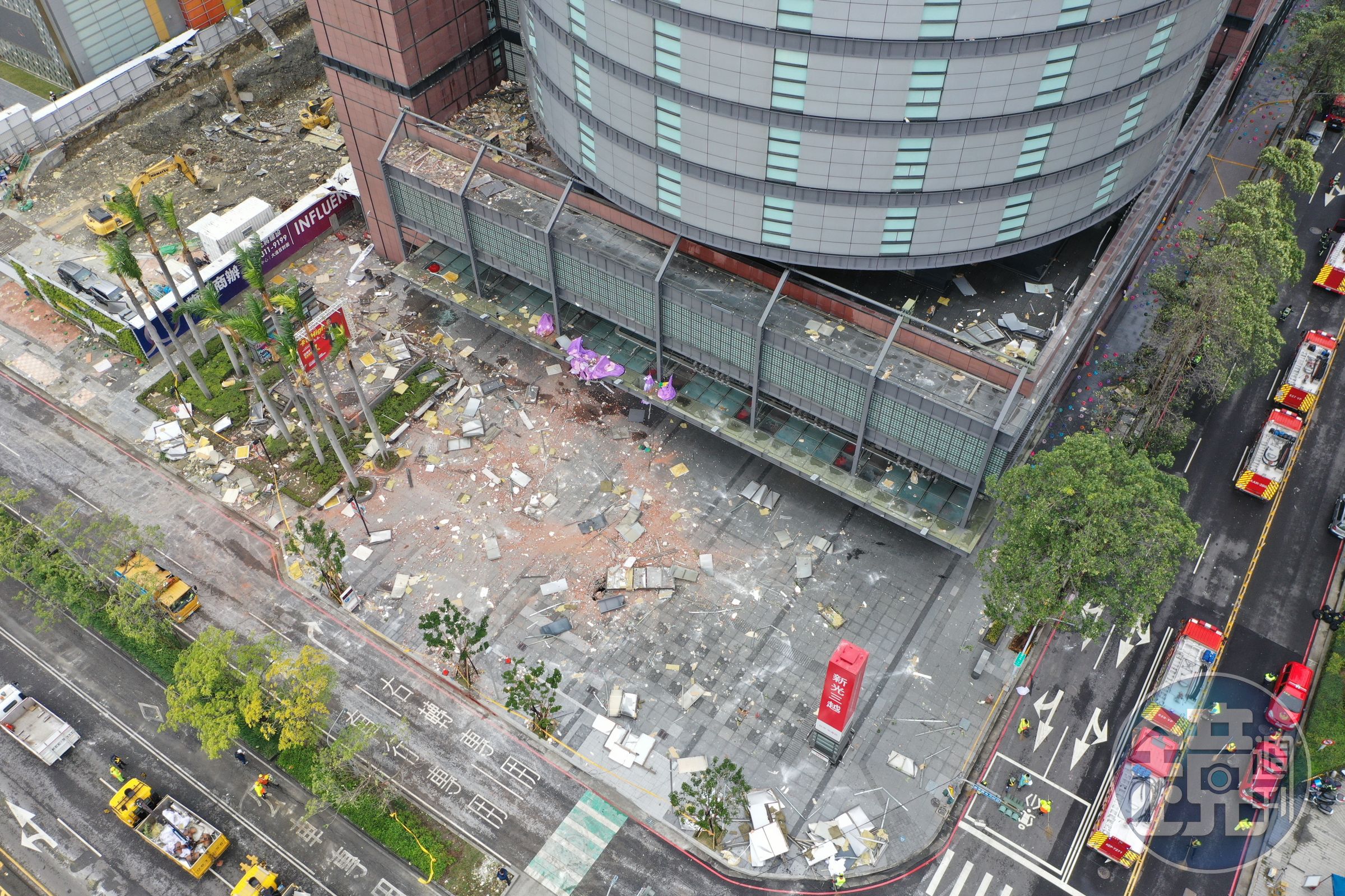 台中新光三越發生氣爆事故,造成多人傷亡,爆炸造成多層樓的玻璃窗四散破裂。
