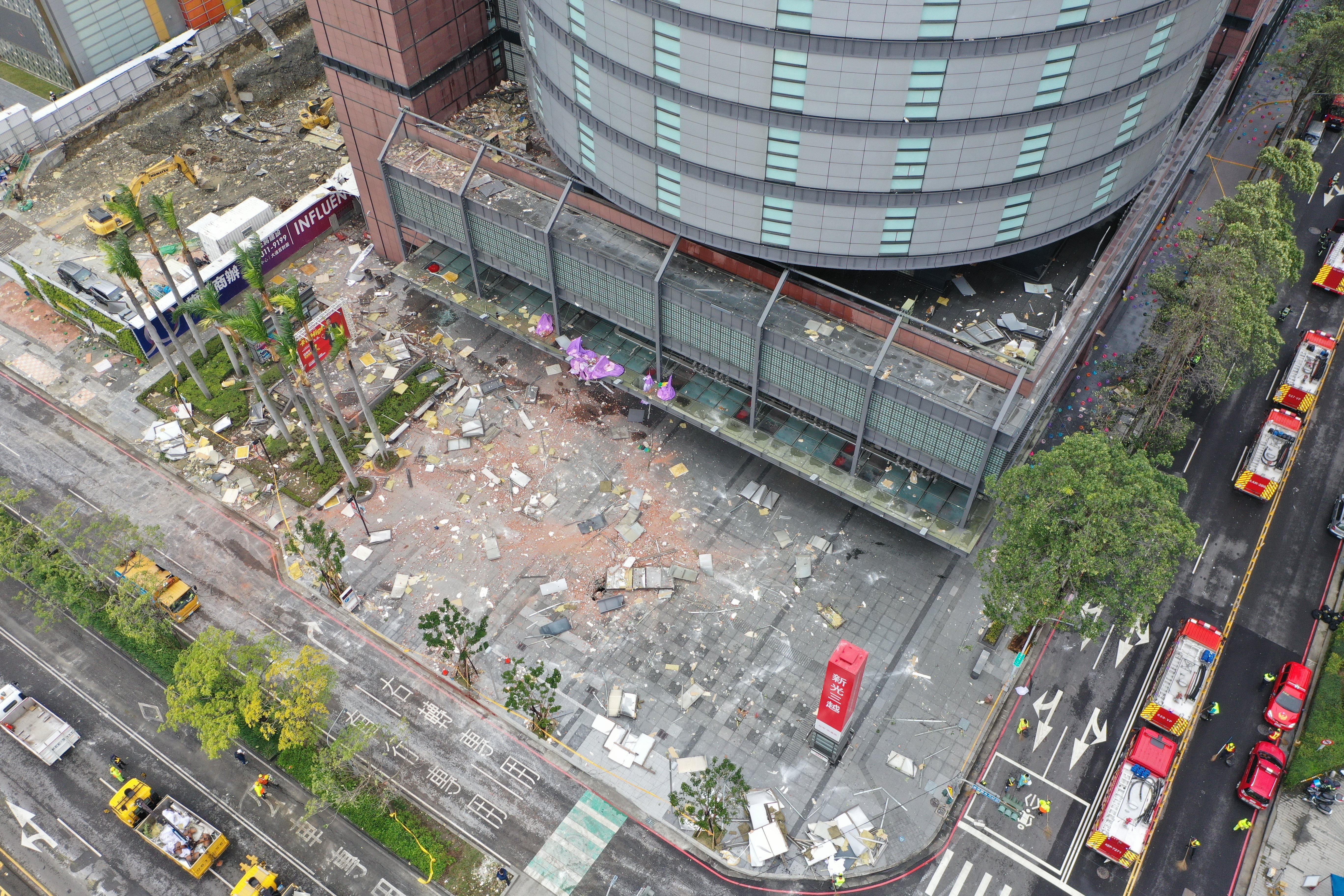 台中新光三越發生氣爆事故，造成多人傷亡，爆炸造成多層樓的玻璃窗四散破裂。