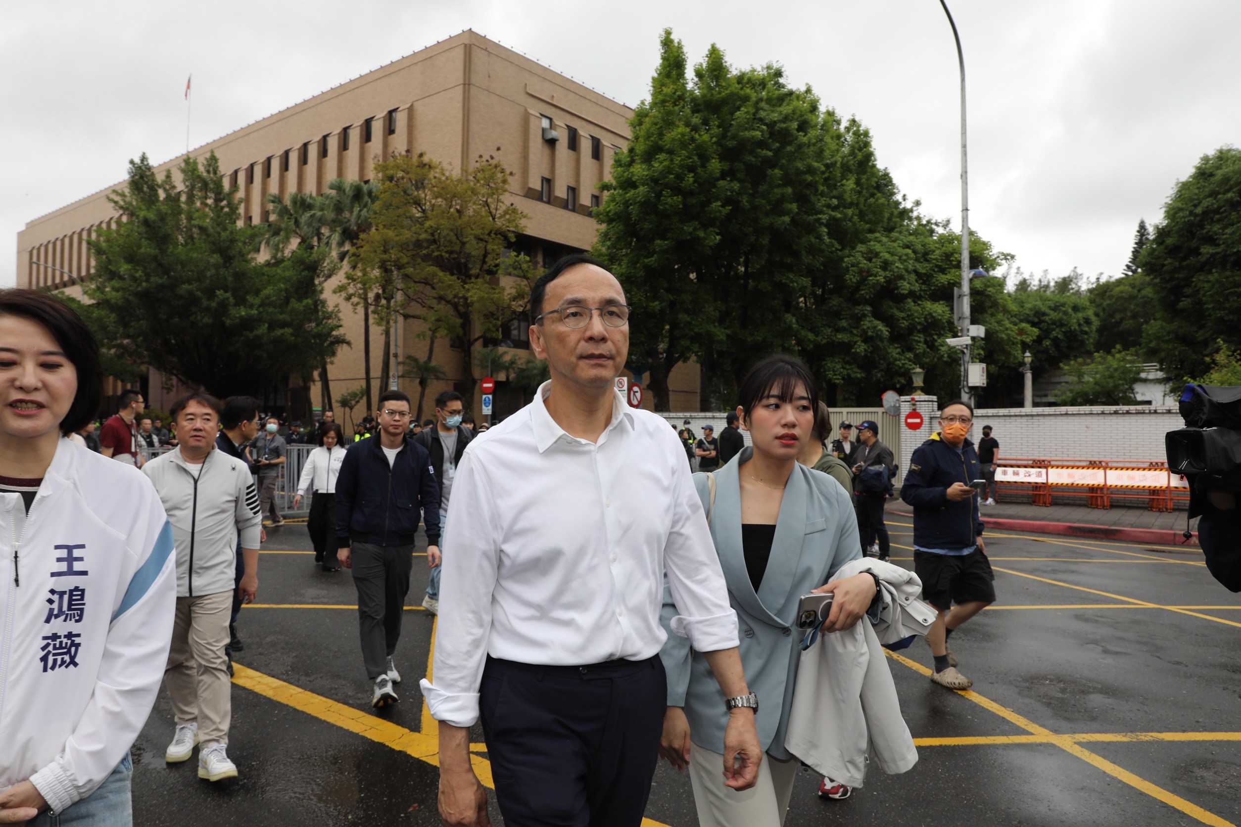 國民黨主席朱立倫與黨籍立委至台北地檢管制區外聲援黃呂錦茹。