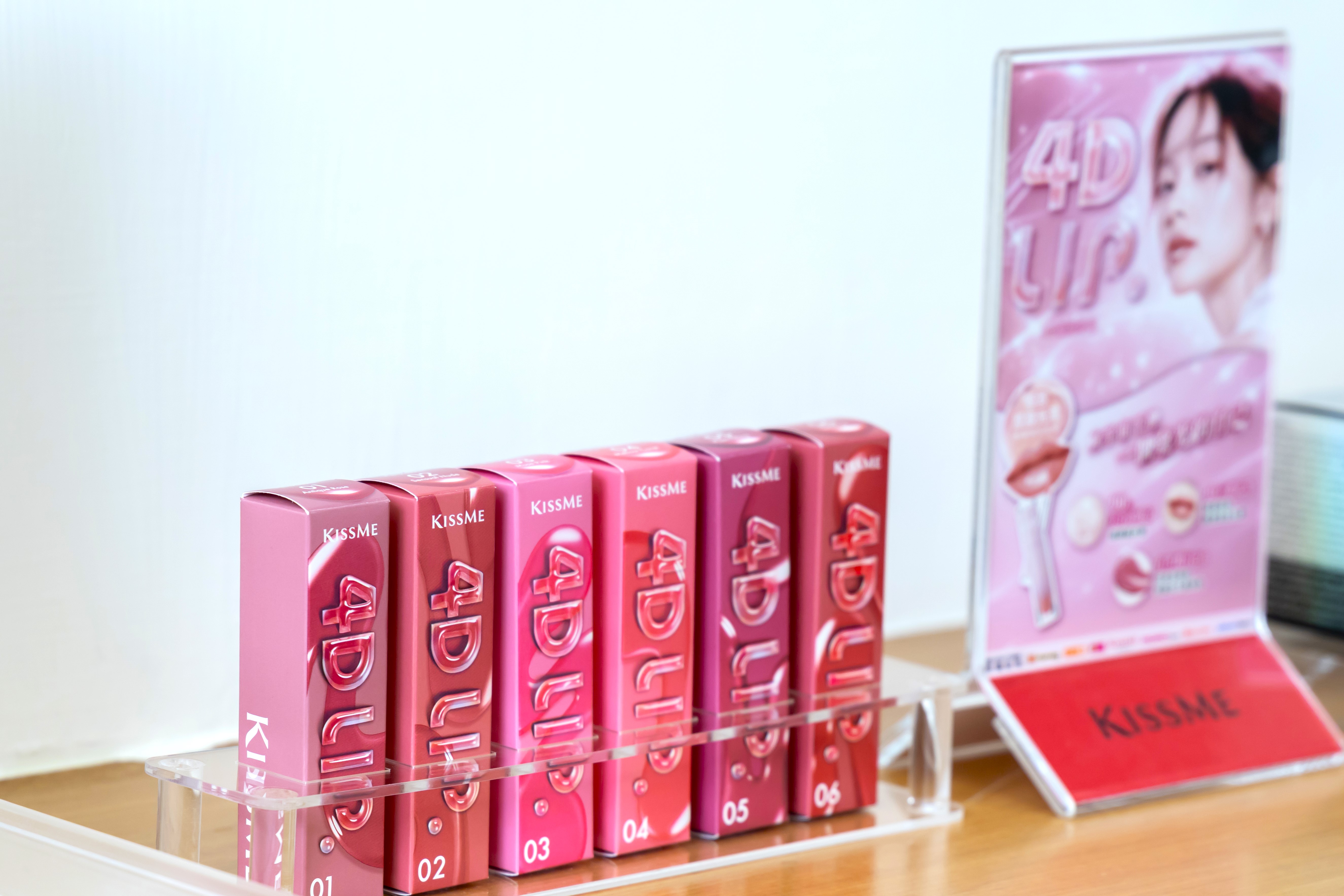 奇士美旗下亦有全彩妝產品,最新推出的4D唇蜜主打飽滿光澤感。李琳媛說,有200年歷史的日本母集團伊勢半,最早就是胭脂起家。